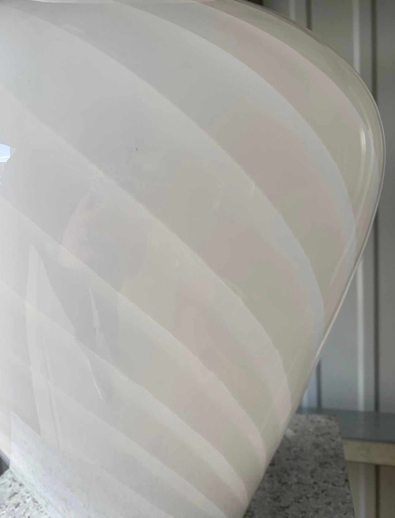 Postmoderne Vase aus mundgeblasenem Murano-Glas mit weißem Wirbel, extra groß (Unbekannt) im Angebot