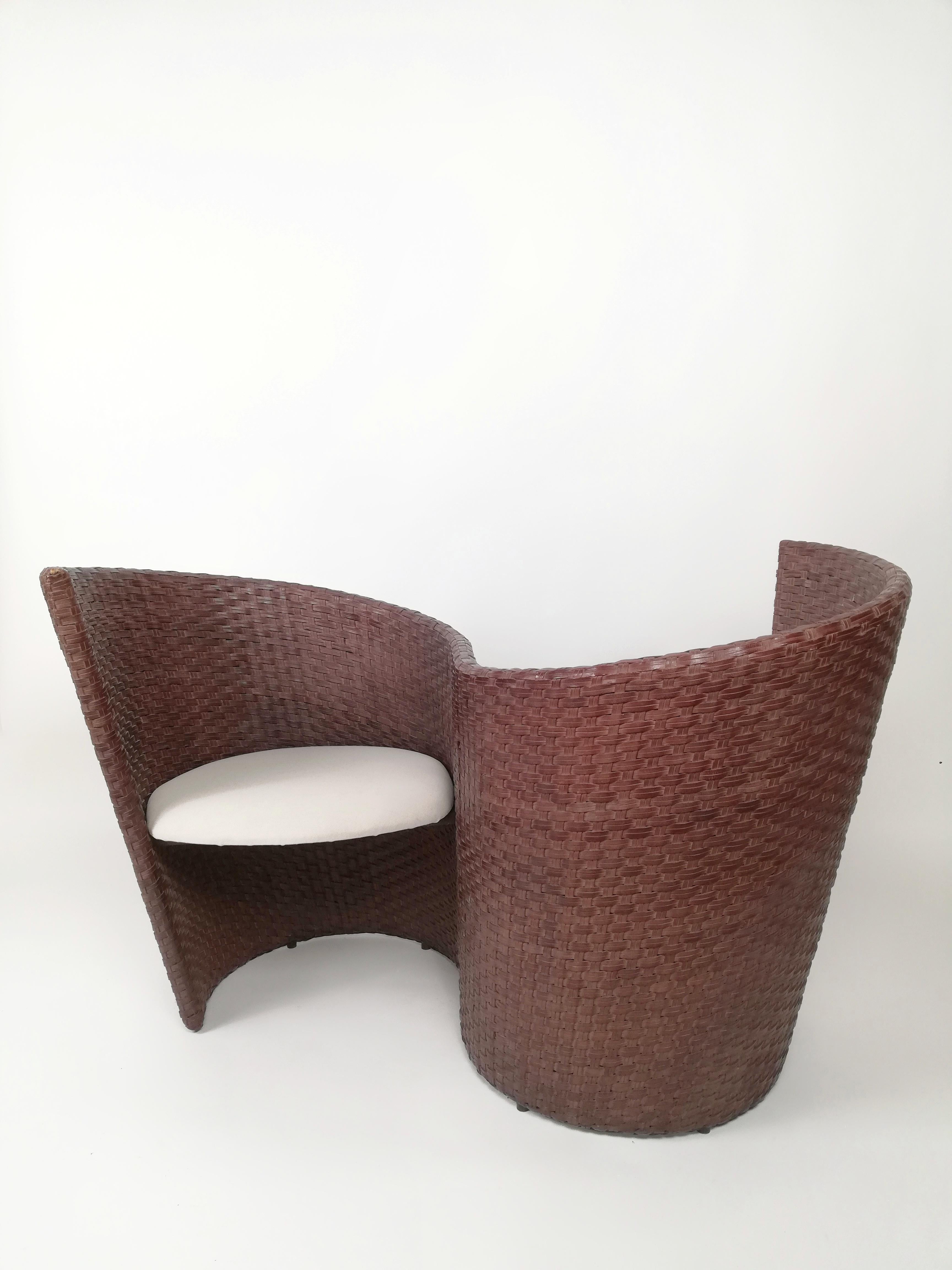 Postmodernes Vis à Vis Sofa von Nico Devito aus handgewebtem Leder, Holz und Bambus (Italienisch) im Angebot
