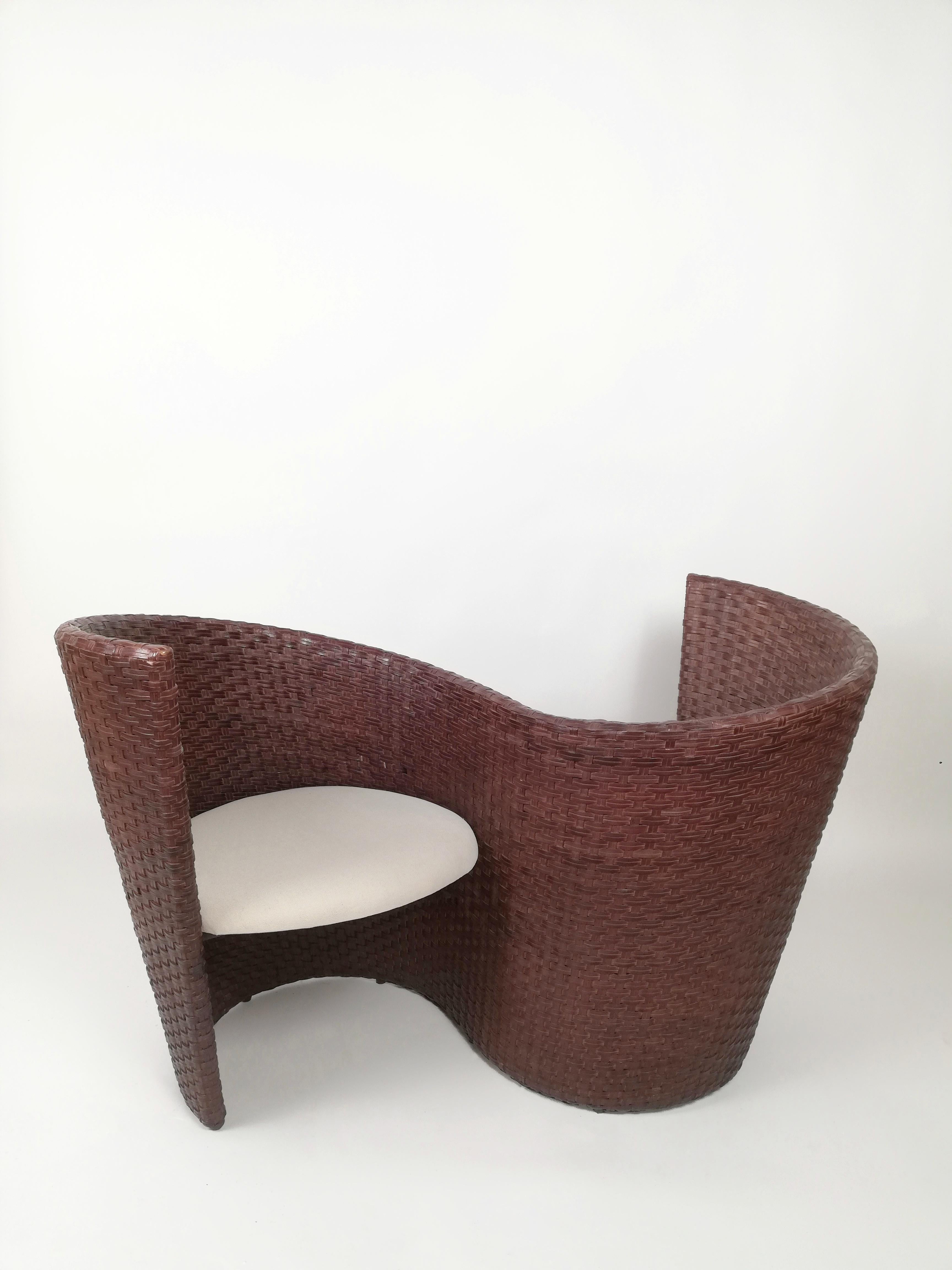 Postmodernes Vis à Vis Sofa von Nico Devito aus handgewebtem Leder, Holz und Bambus (Ende des 20. Jahrhunderts) im Angebot