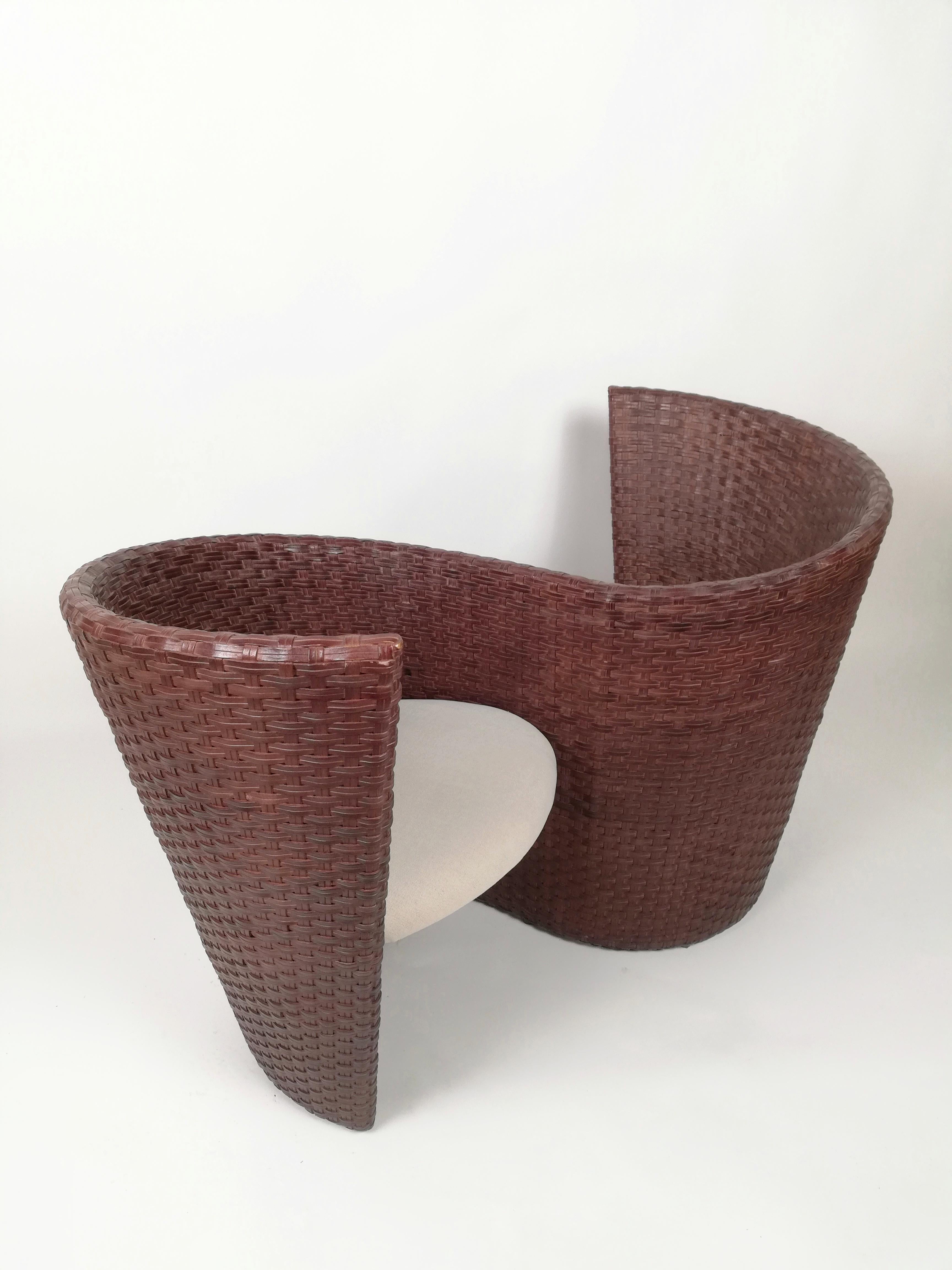 Postmodernes Vis à Vis Sofa von Nico Devito aus handgewebtem Leder, Holz und Bambus im Angebot 1