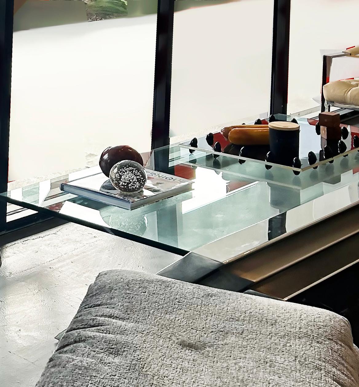 Postmoderne Table basse en porte-à-faux The Modernity Beam Brueton, chrome et verre