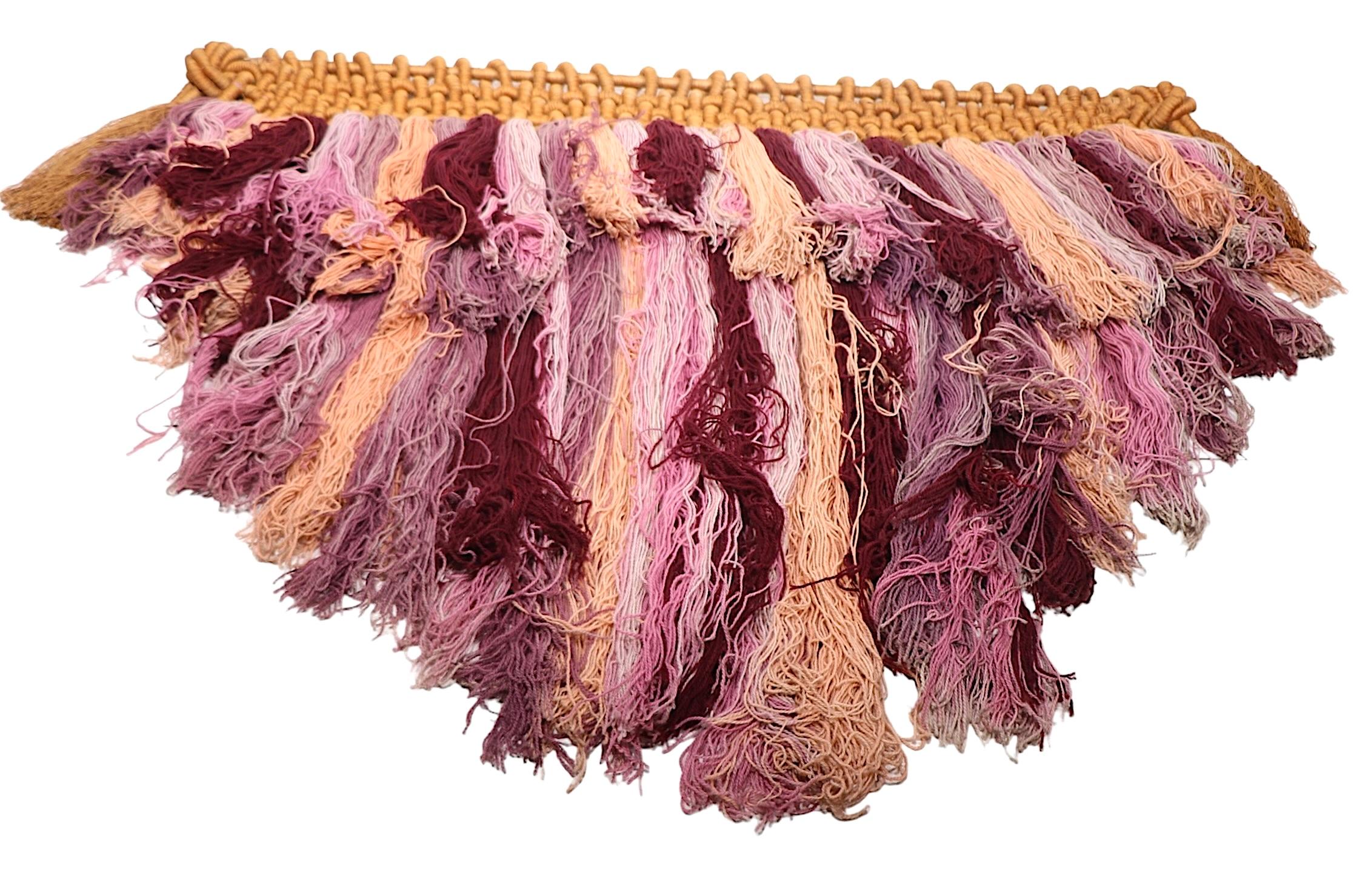 Post Modern  Wandbehang Macrame-Kunst aus rosa und brauner Wolle in Tonal Pink im Angebot 4