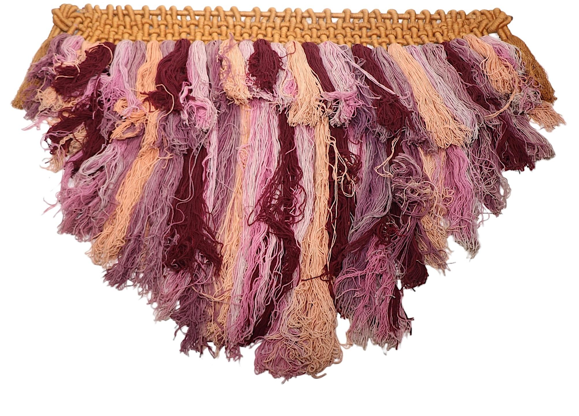 Post Modern  Wandbehang Macrame-Kunst aus rosa und brauner Wolle in Tonal Pink im Angebot 5