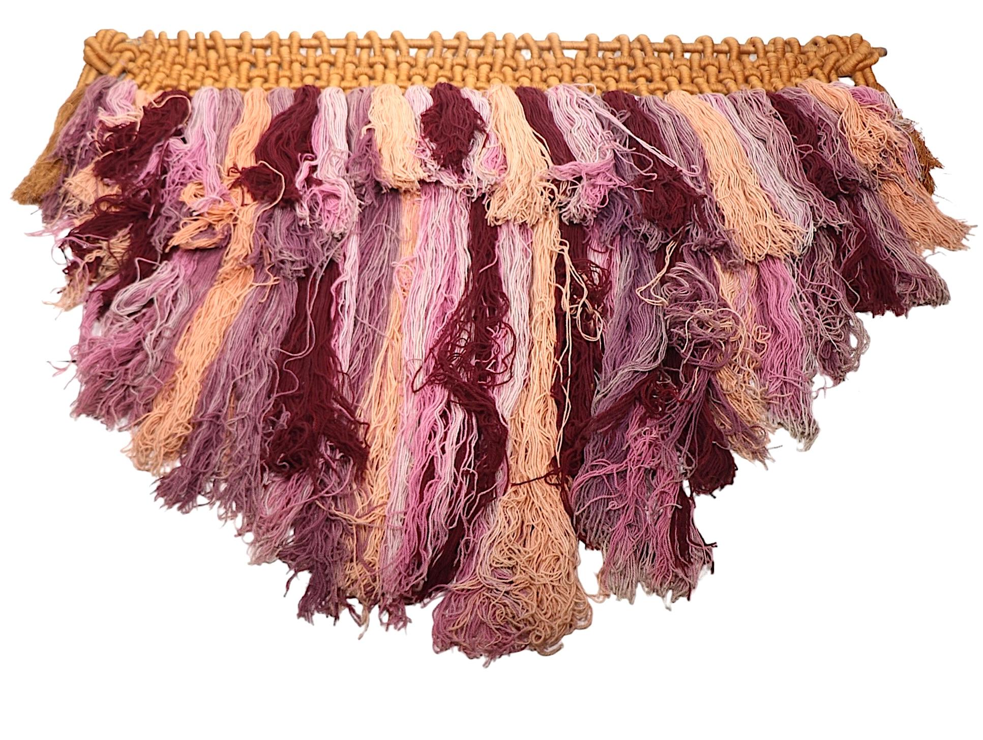 Post Modern  Wandbehang Macrame-Kunst aus rosa und brauner Wolle in Tonal Pink im Angebot 6