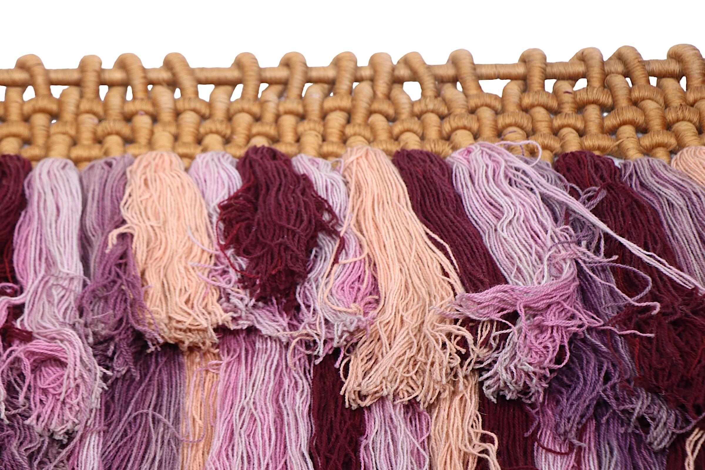 Post Modern  Wandbehang Macrame-Kunst aus rosa und brauner Wolle in Tonal Pink im Angebot 7