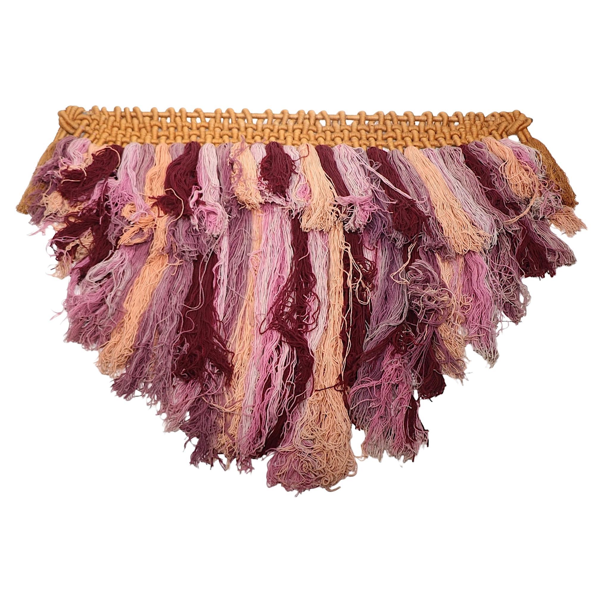 Post Modern  Wandbehang Macrame-Kunst aus rosa und brauner Wolle in Tonal Pink (Postmoderne) im Angebot