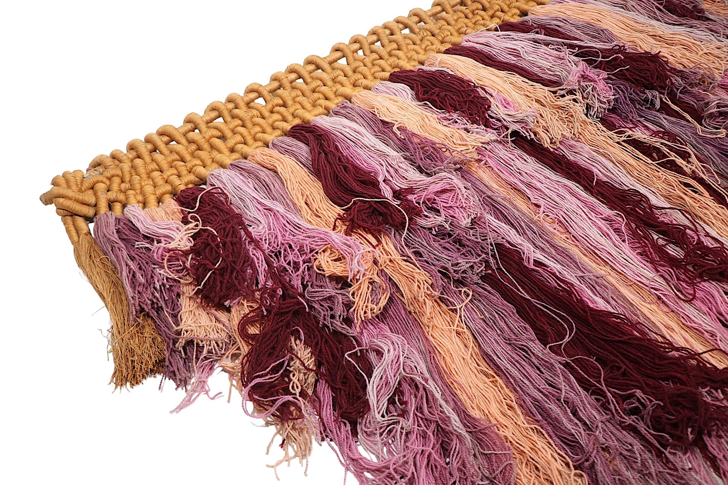 Post Modern  Wandbehang Macrame-Kunst aus rosa und brauner Wolle in Tonal Pink (amerikanisch) im Angebot