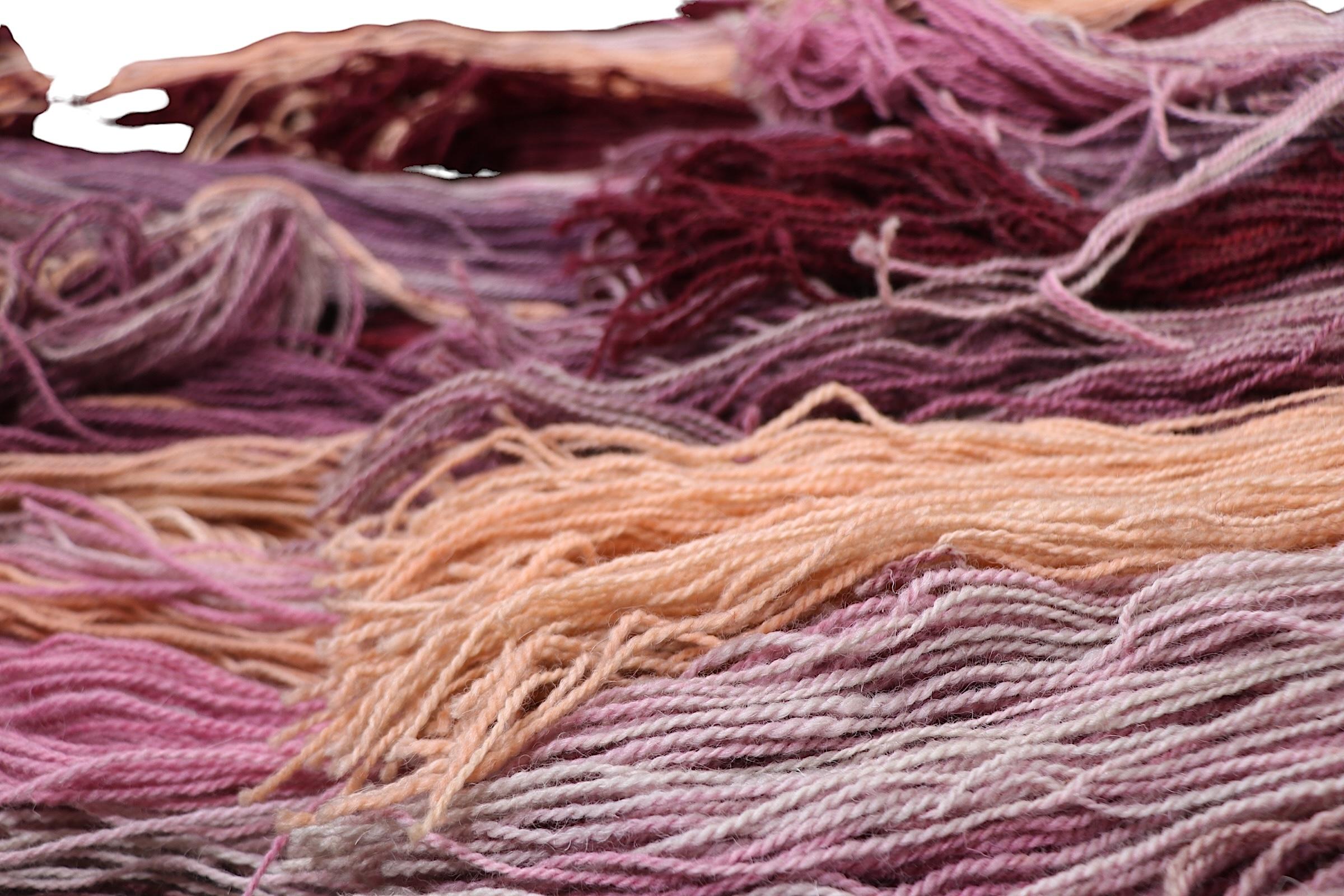 Post Modern  Wandbehang Macrame-Kunst aus rosa und brauner Wolle in Tonal Pink im Zustand „Gut“ im Angebot in New York, NY