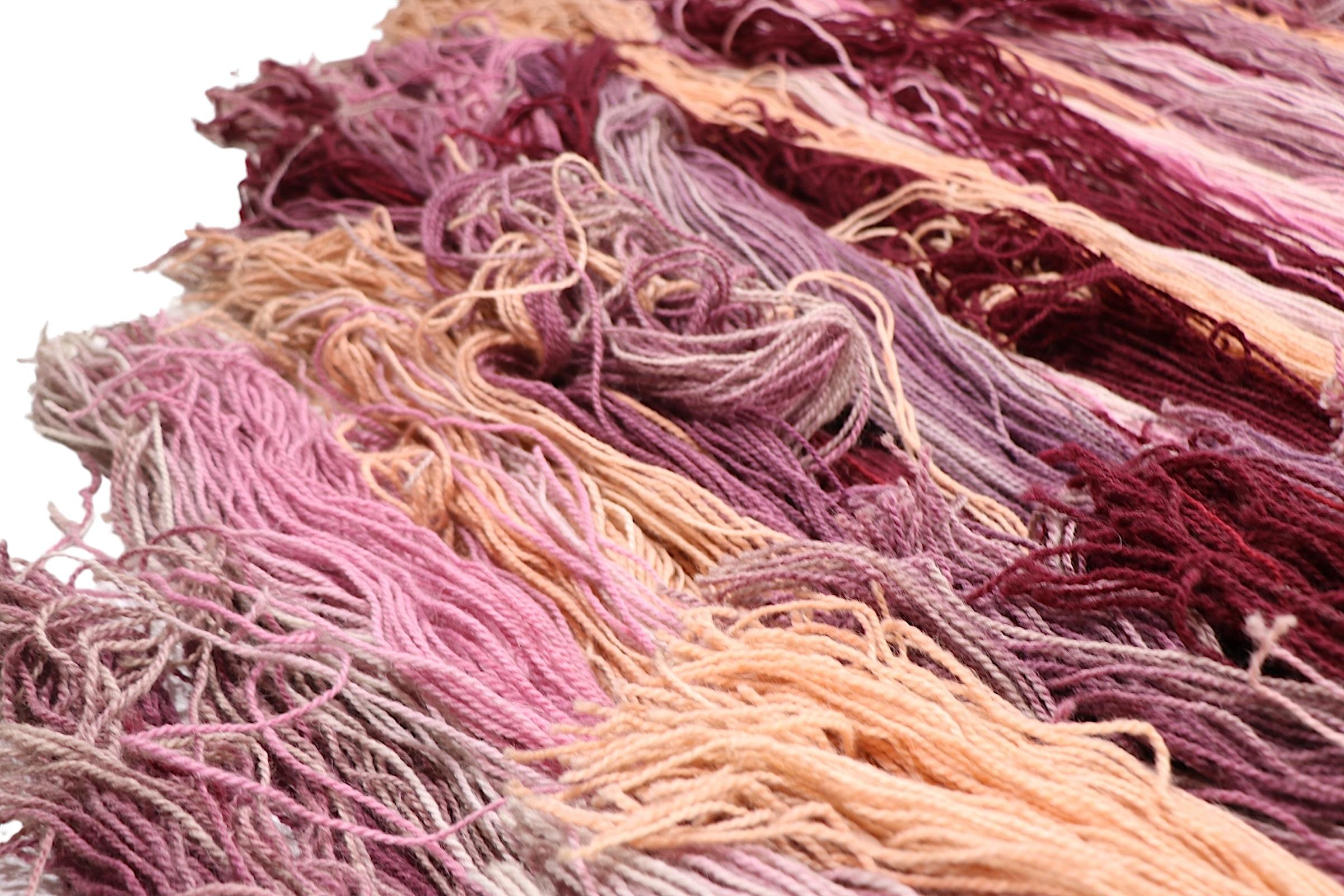 Post Modern  Wandbehang Macrame-Kunst aus rosa und brauner Wolle in Tonal Pink (Ende des 20. Jahrhunderts) im Angebot