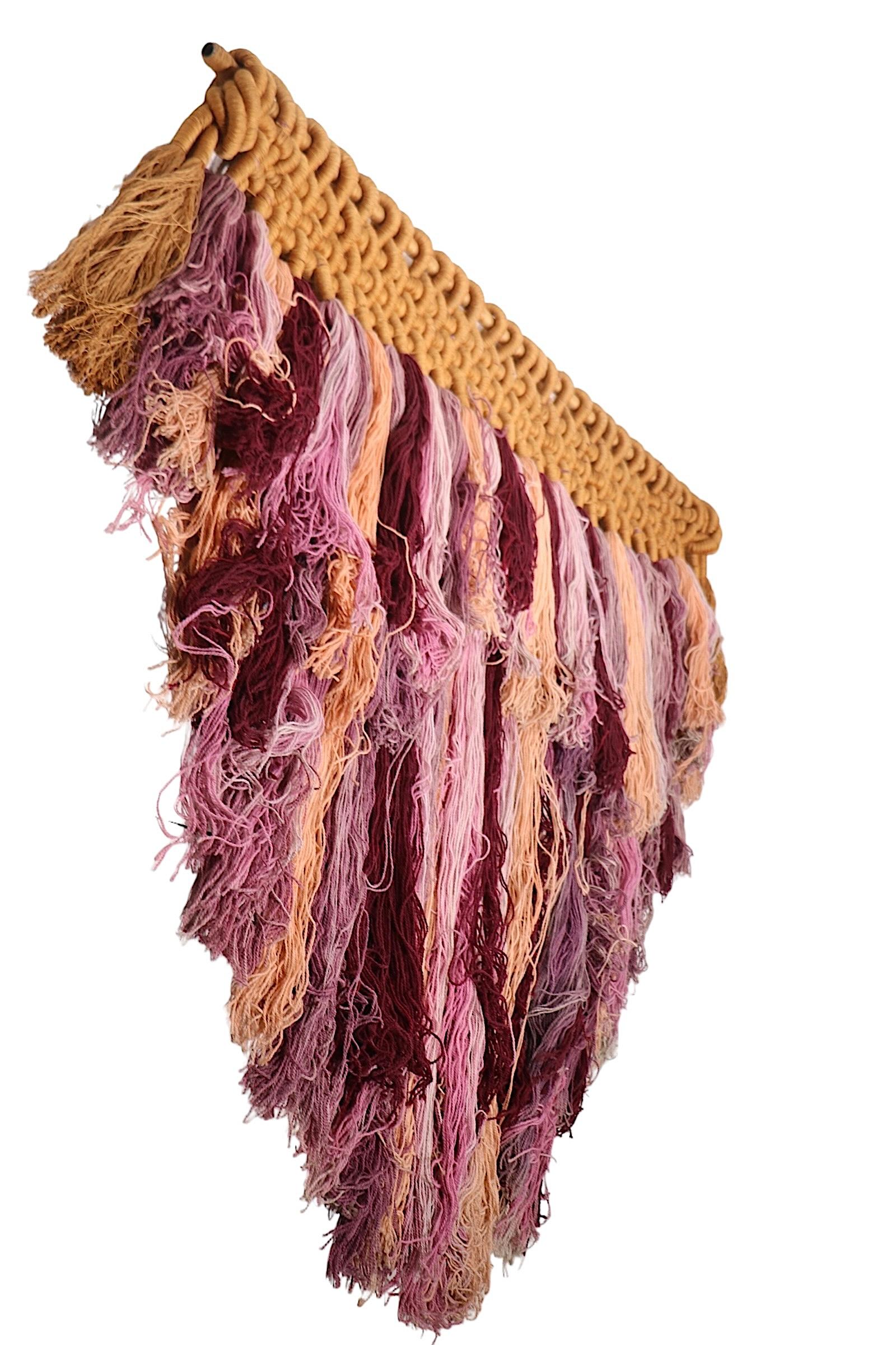 Post Modern  Wandbehang Macrame-Kunst aus rosa und brauner Wolle in Tonal Pink im Angebot 1