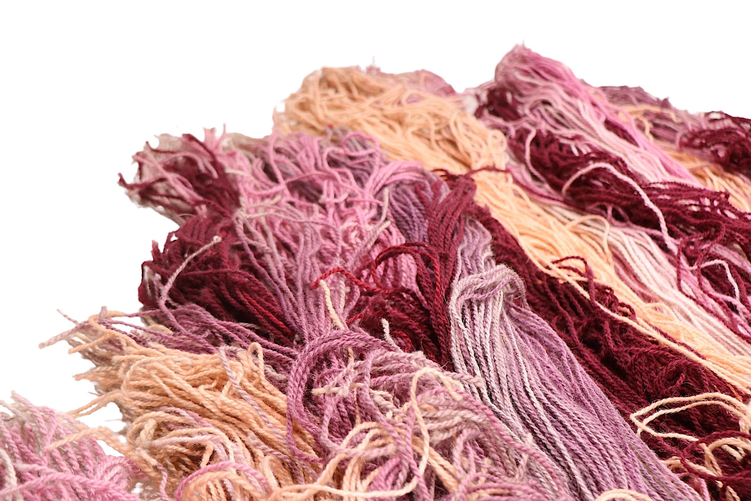 Post Modern  Wandbehang Macrame-Kunst aus rosa und brauner Wolle in Tonal Pink im Angebot 2