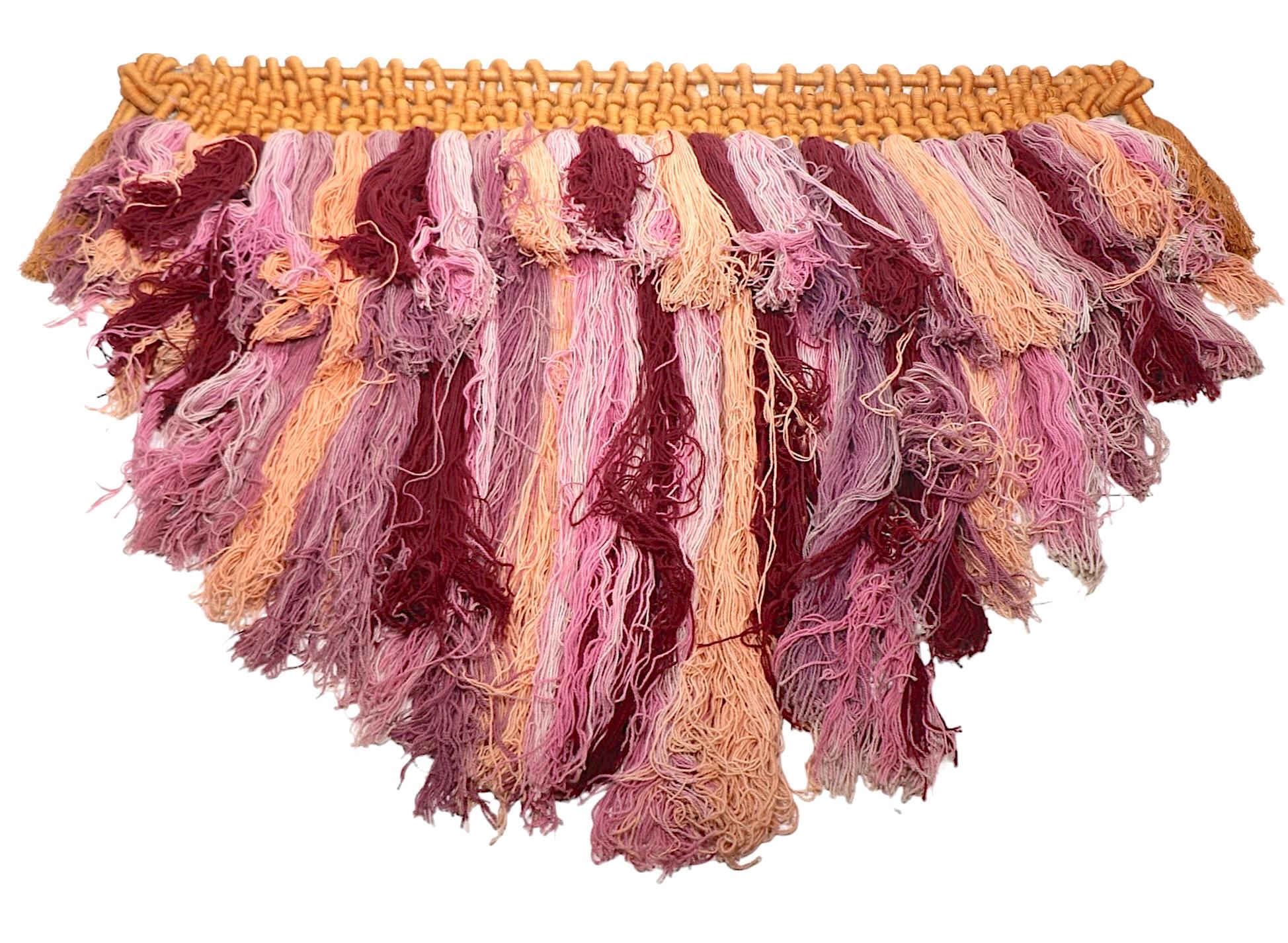 Post Modern  Wandbehang Macrame-Kunst aus rosa und brauner Wolle in Tonal Pink im Angebot 3