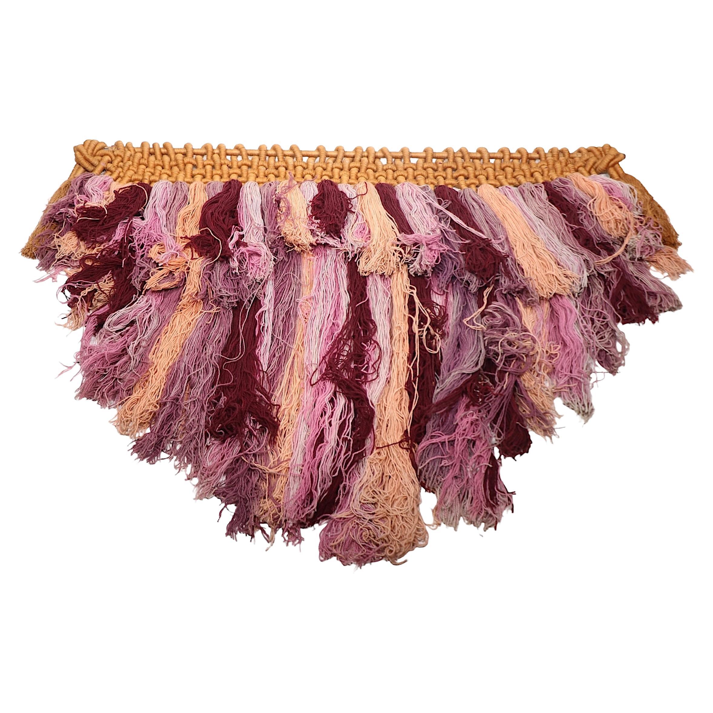 Post Moderno  Colgante de pared de arte en macramé de lana rosa tonal y tostado