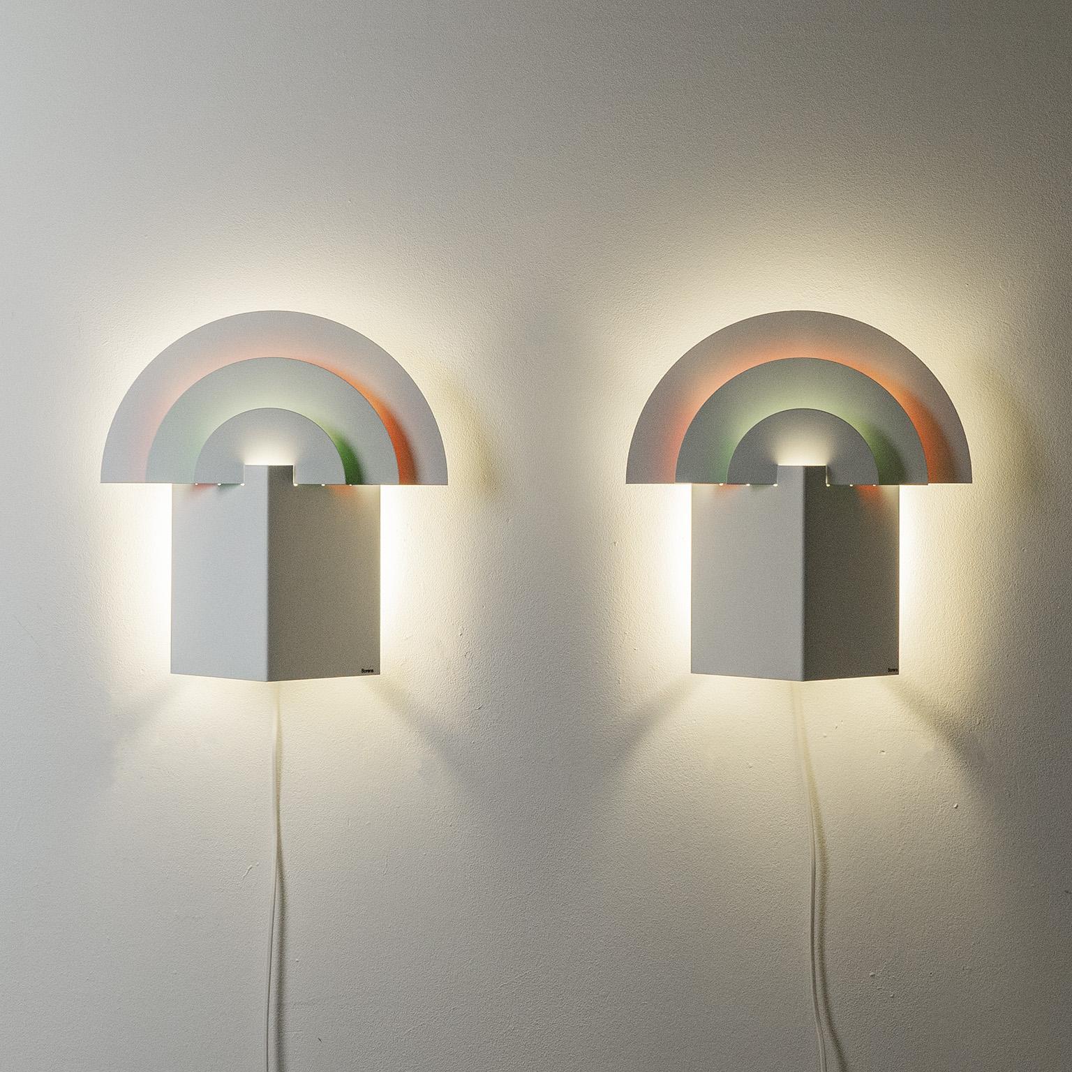 Rara coppia di applique postmoderne di Boréns, prodotte in Svezia negli anni 1970-1980. Corpo in acciaio smaltato bianco con una parte superiore in alluminio a forma di arcobaleno dipinta di verde e rosa sul retro. Condizioni originali molto buone