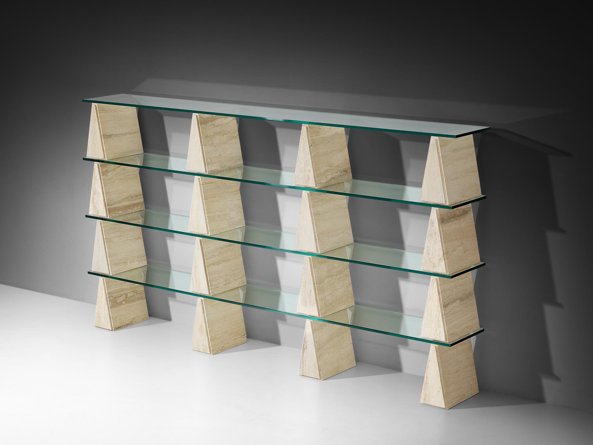 Pensile, travertino, vetro, Europa, anni '70

Elegante e architettonica parete attrezzata realizzata negli anni '70, composta da supporti in travertino e ripiani in vetro. Il design è definito da una disposizione ritmica di blocchi di travertino