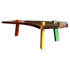 Post Modern Walnut Slab Couchtisch mit farbigen Dreiecksbeinen Studio Craft