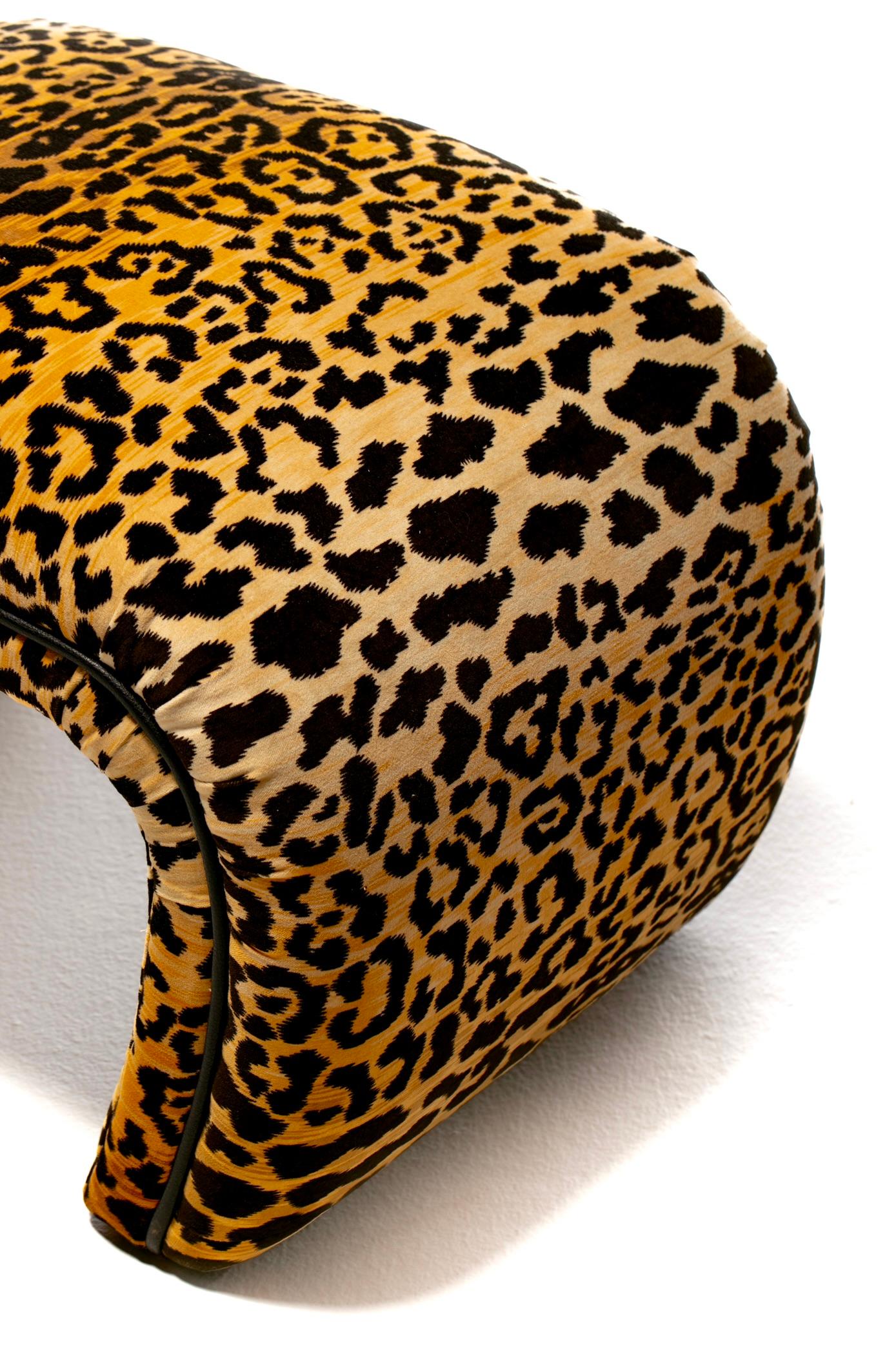 Post Modern Waterfall Bench Newly Upholstered in Leopard Velvet c. 1980 en vente 3
