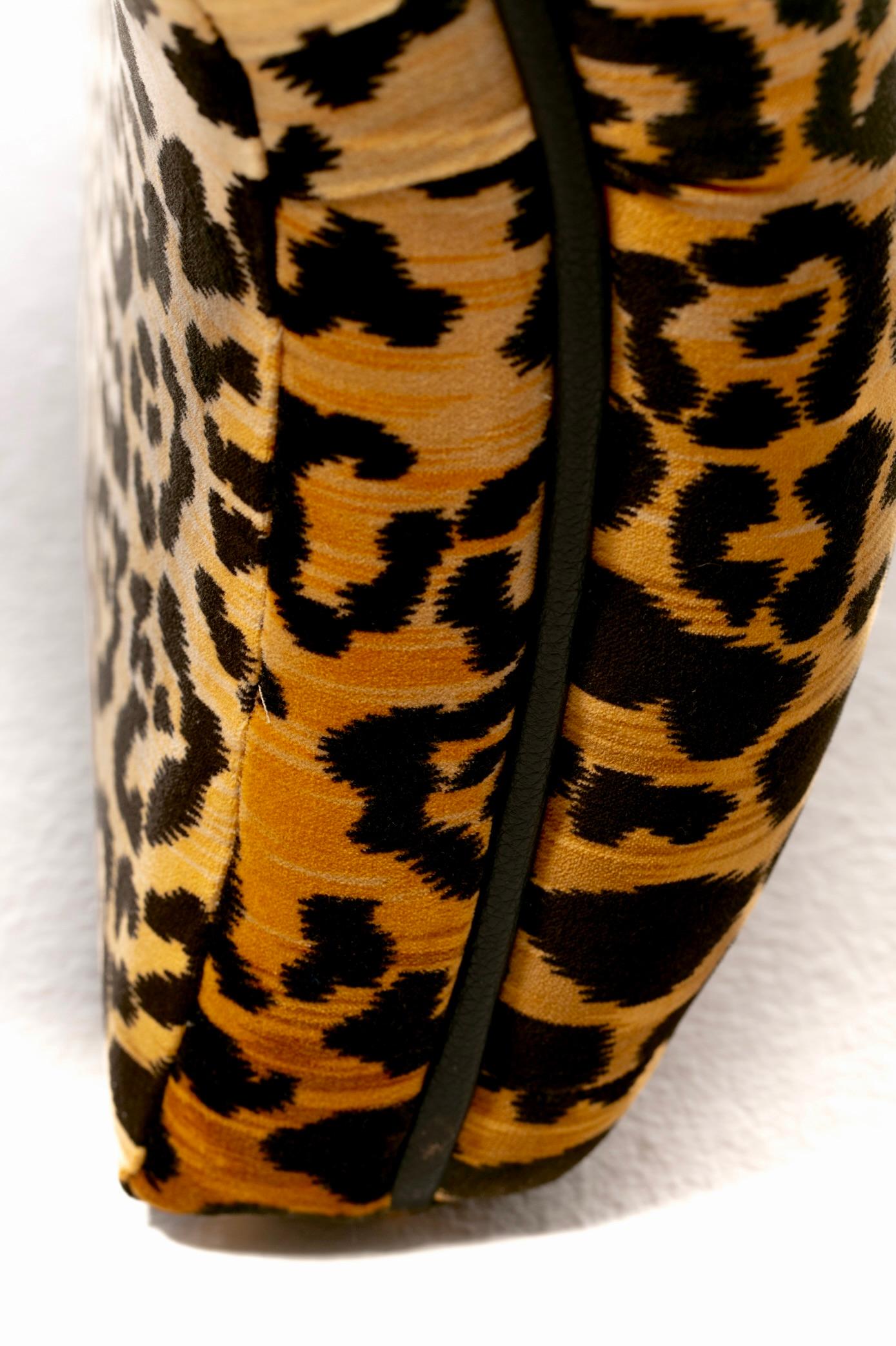 Post Modern Waterfall Bench Newly Upholstered in Leopard Velvet c. 1980 en vente 5