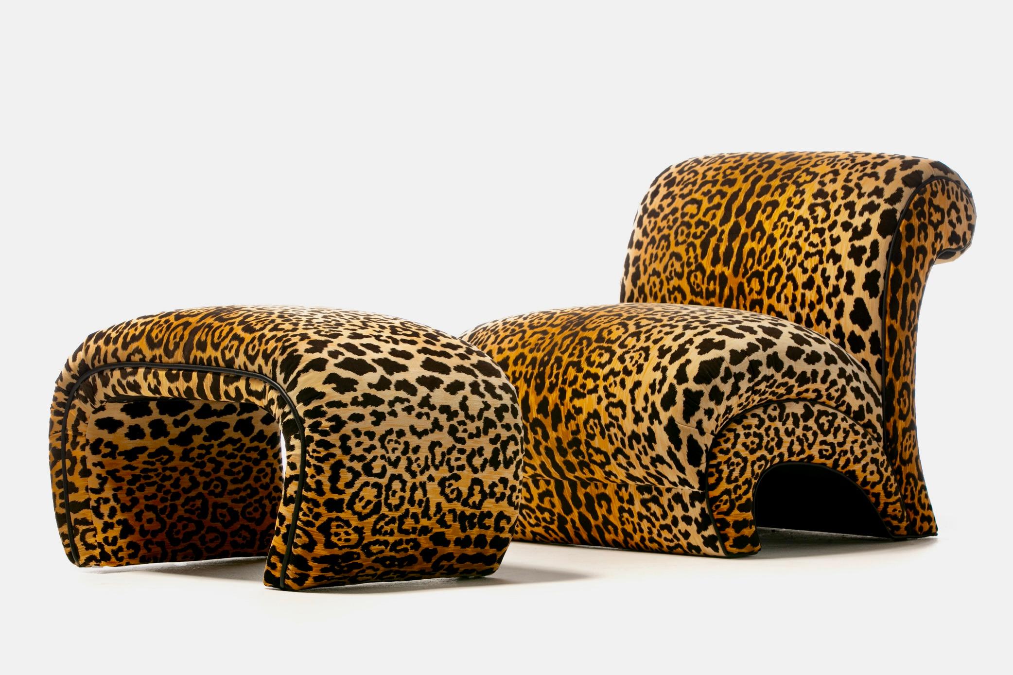 Post Modern Waterfall Bench Newly Upholstered in Leopard Velvet c. 1980 en vente 7