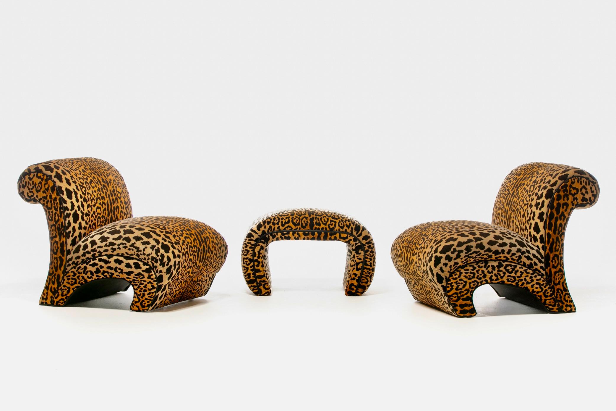 Banc en cascade post-moderne des années 1980 parfaitement cossu, entièrement restauré par des professionnels avec de nouveaux coussins et une tapisserie en velours léopard passepoilée de cuir noir. Très sexy, le velours léopard est multidimensionnel