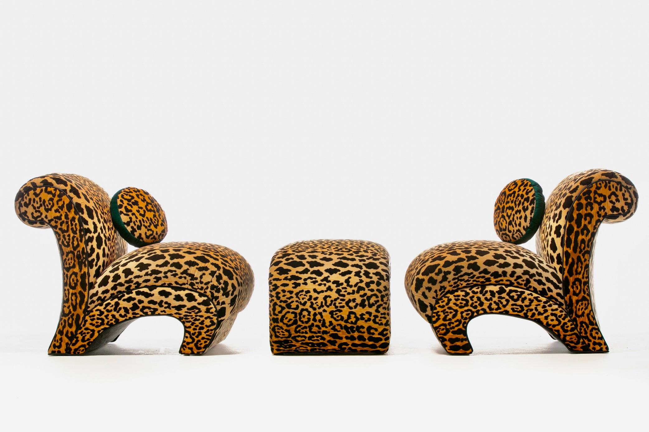 Postmoderne Post Modern Waterfall Bench Newly Upholstered in Leopard Velvet c. 1980 en vente