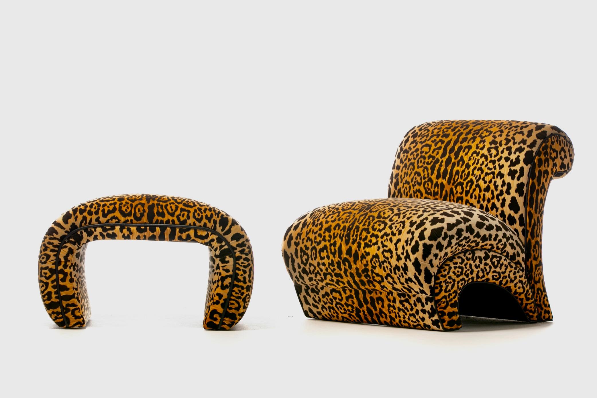 Américain Post Modern Waterfall Bench Newly Upholstered in Leopard Velvet c. 1980 en vente