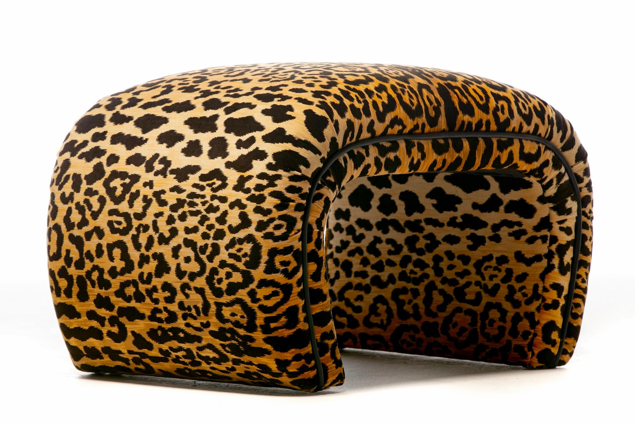 Fin du 20e siècle Post Modern Waterfall Bench Newly Upholstered in Leopard Velvet c. 1980 en vente