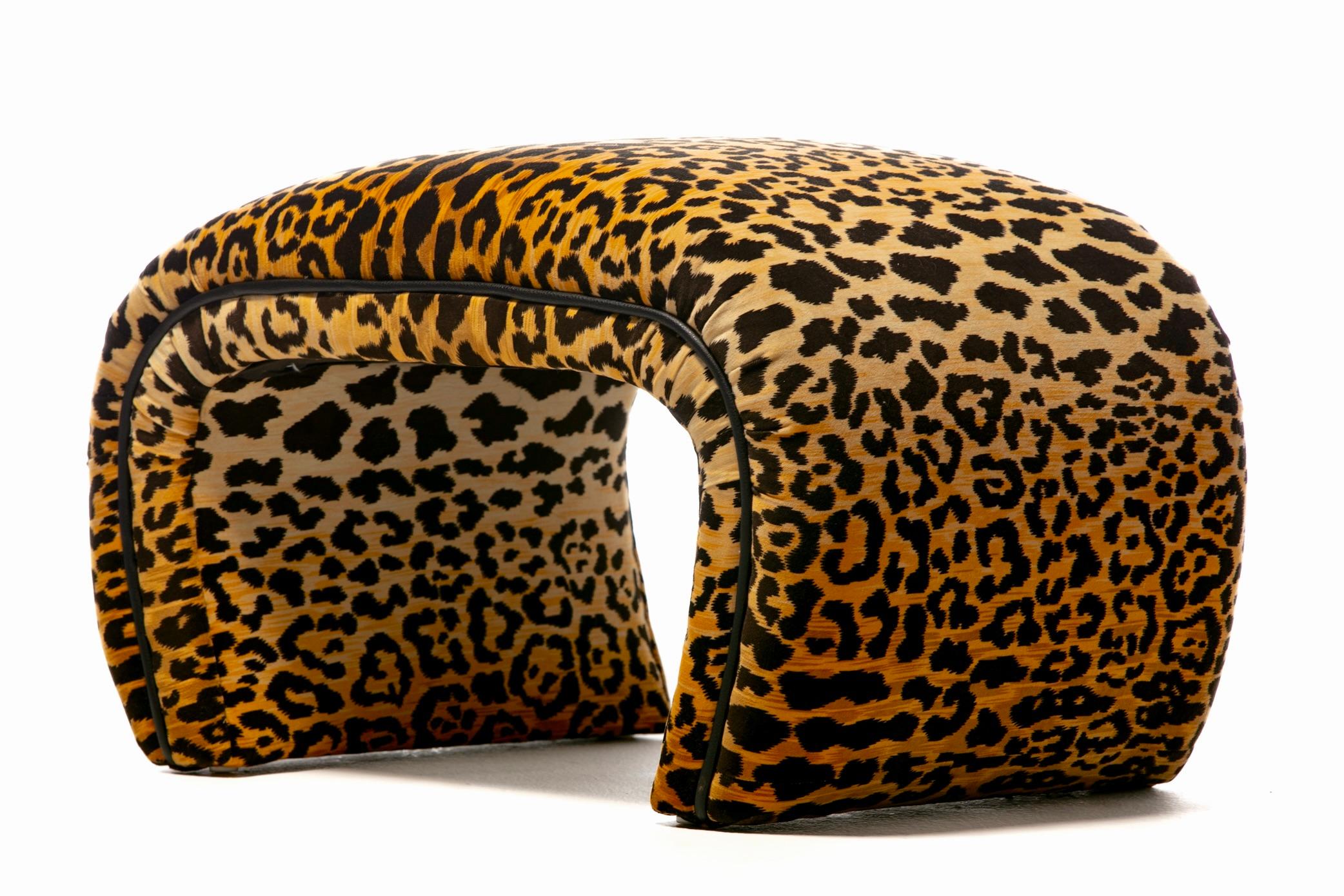 Post Modern Waterfall Bench Newly Upholstered in Leopard Velvet c. 1980 en vente 1