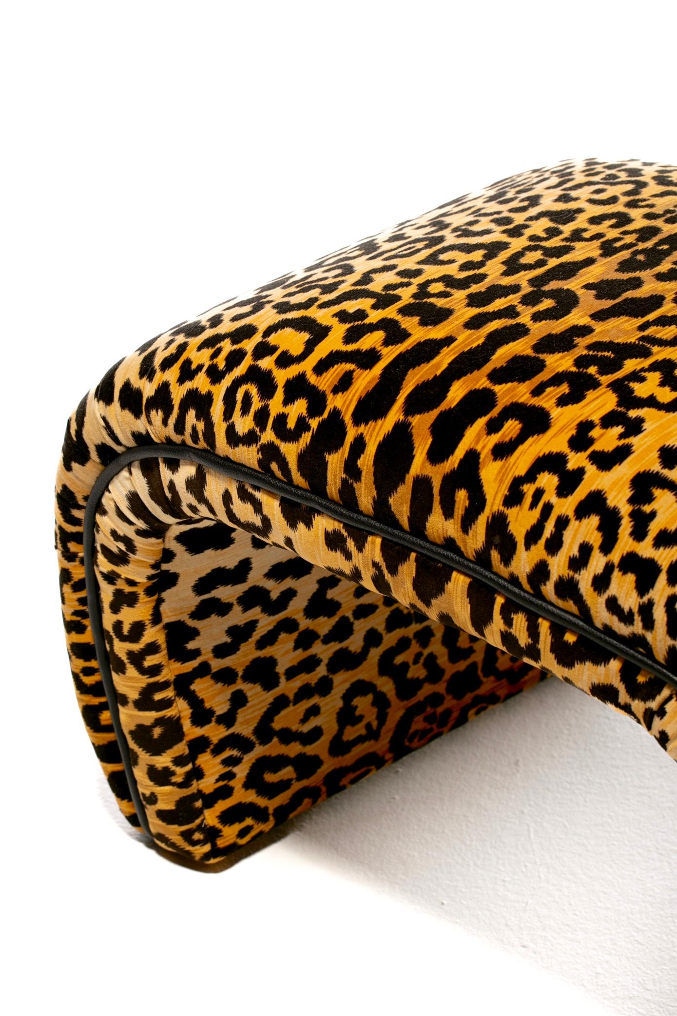 Post Modern Waterfall Bench Newly Upholstered in Leopard Velvet c. 1980 en vente 2