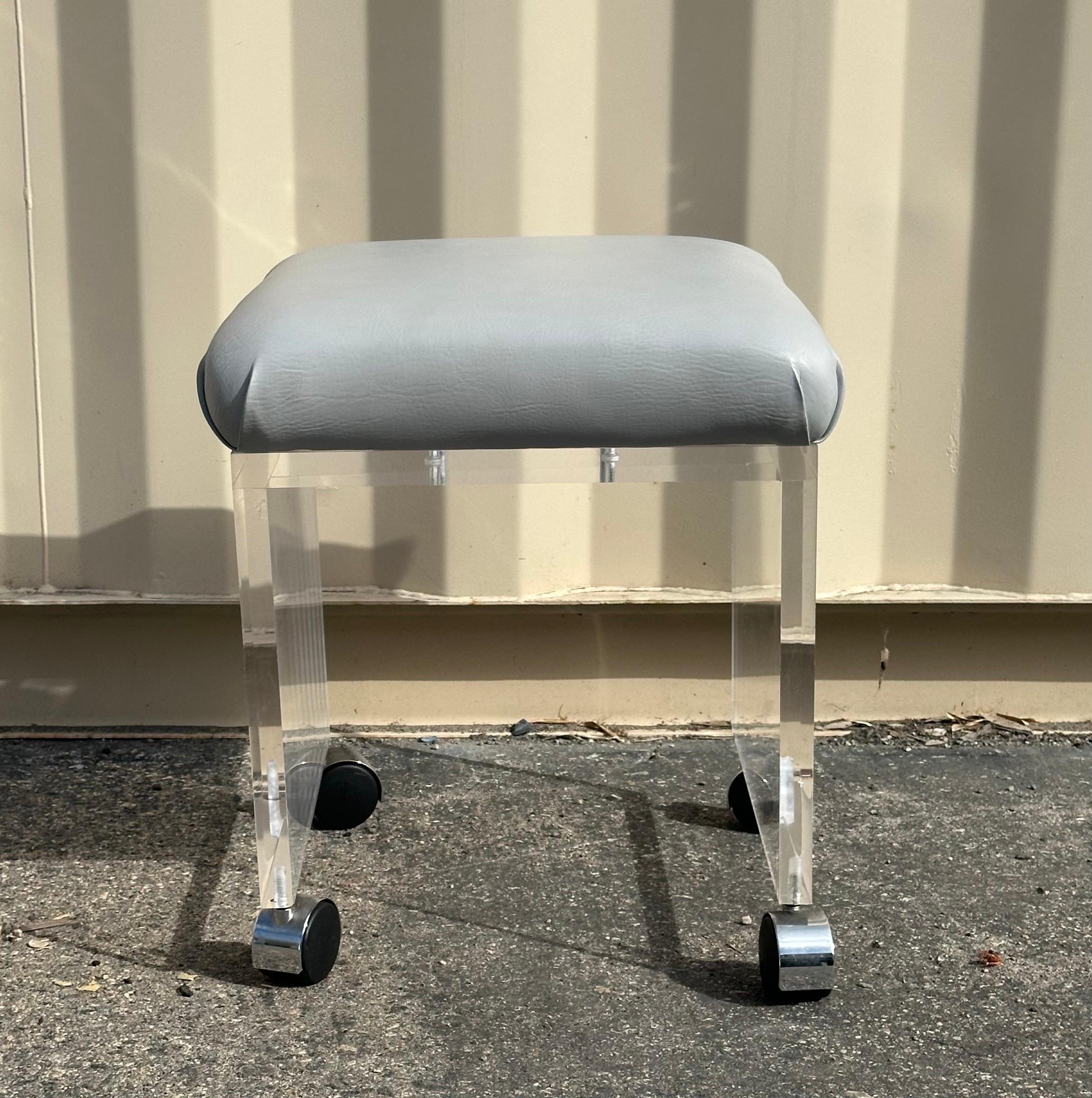 Taburete o banco de tocador postmoderno de Lucite en cascada con asiento de cuero blanco roto en venta 4