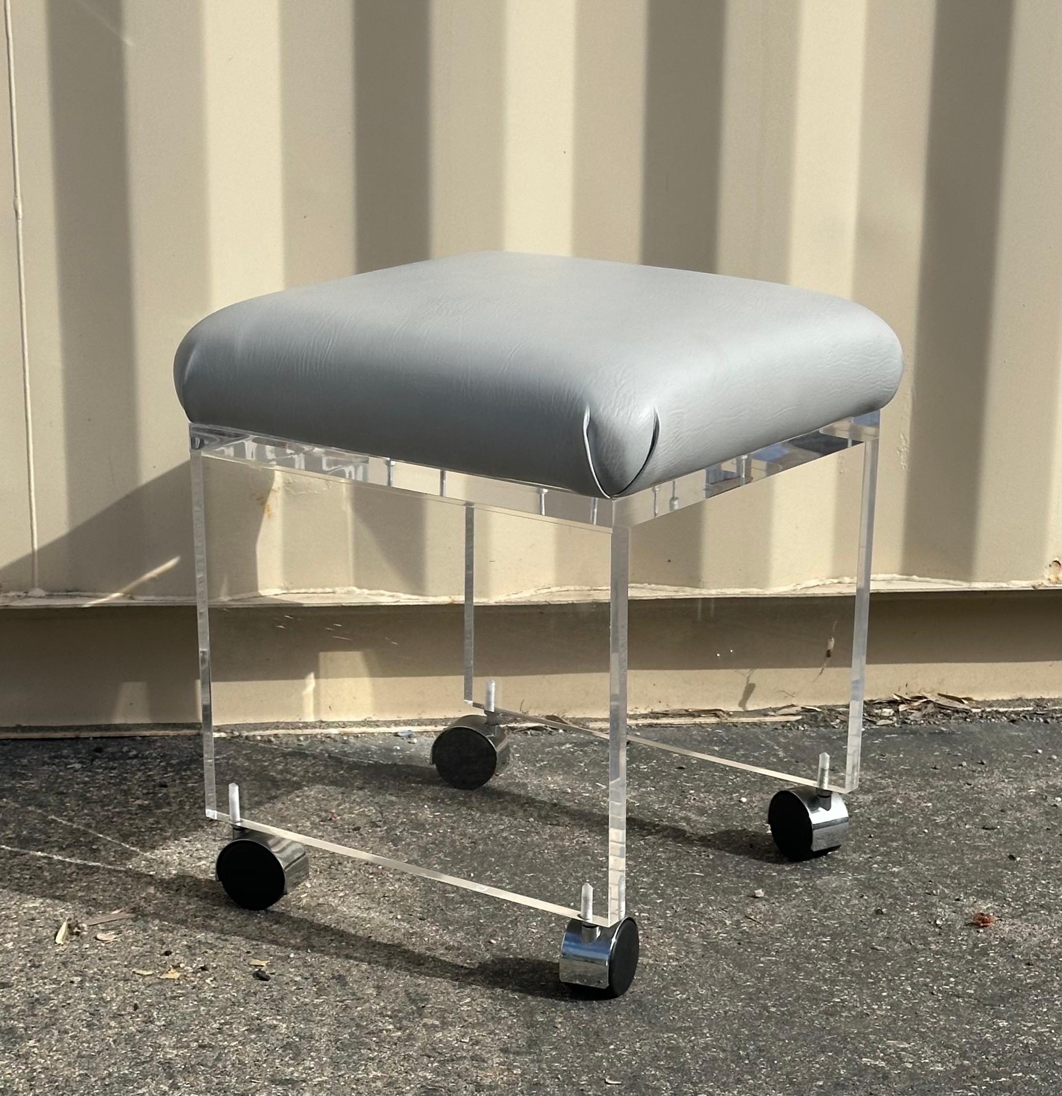 Taburete o banco de tocador postmoderno de Lucite en cascada con asiento de cuero blanco roto en venta 5
