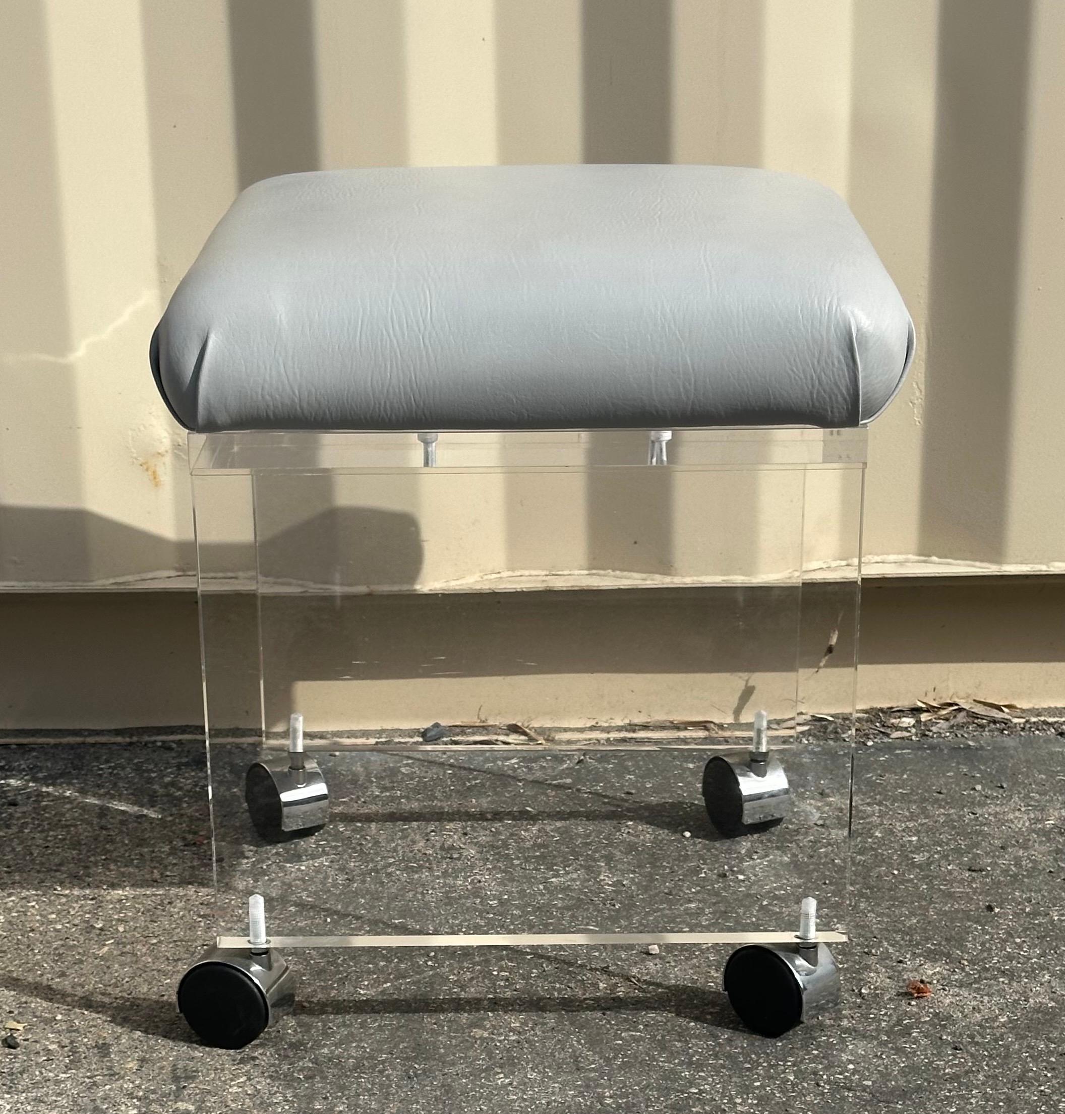 Taburete o banco de tocador postmoderno de Lucite en cascada con asiento de cuero blanco roto en venta 6