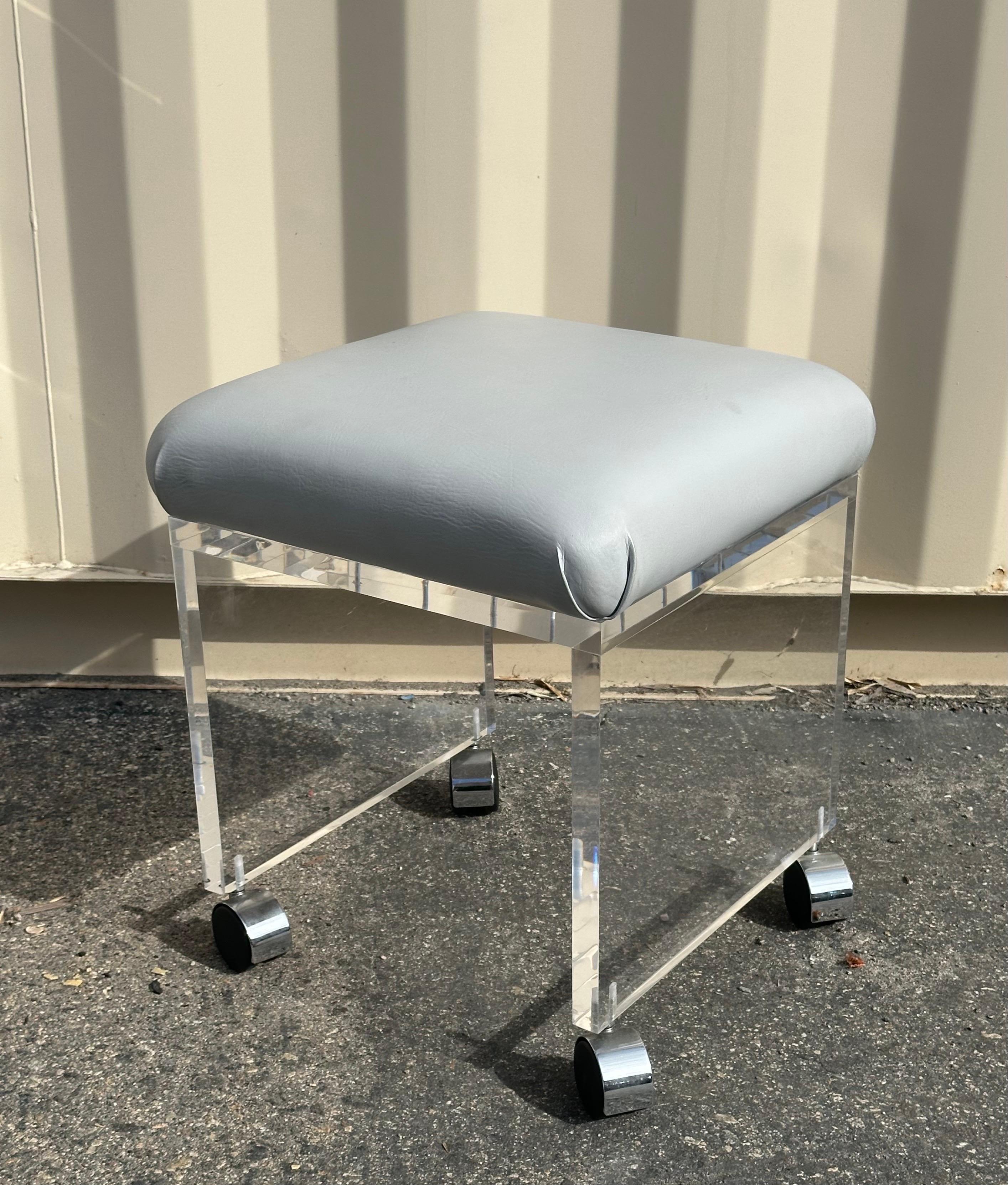Taburete o banco de tocador postmoderno de Lucite en cascada con asiento de cuero blanco roto en venta 8