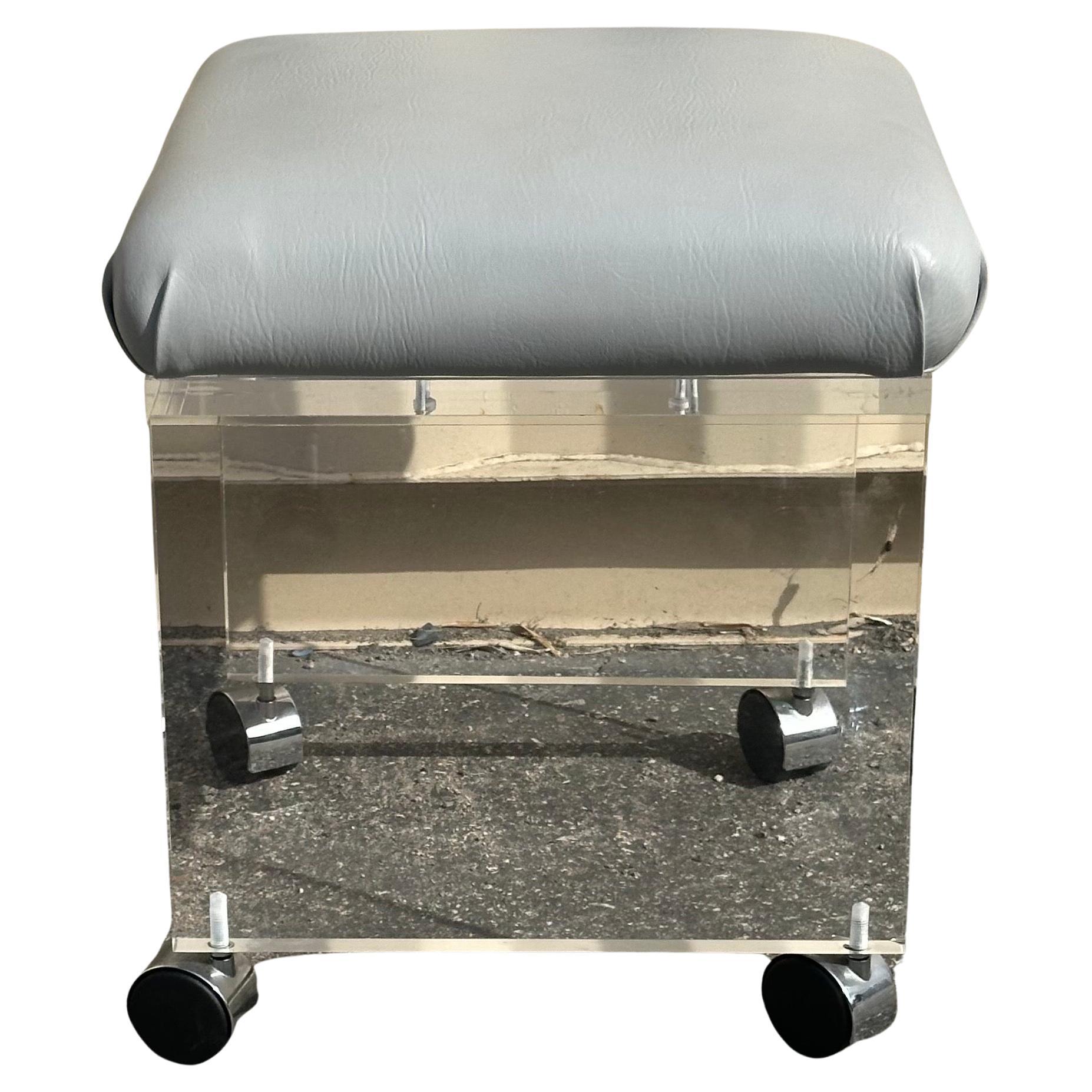 Taburete o banco de tocador postmoderno de Lucite en cascada con asiento de cuero blanco roto Posmoderno en venta