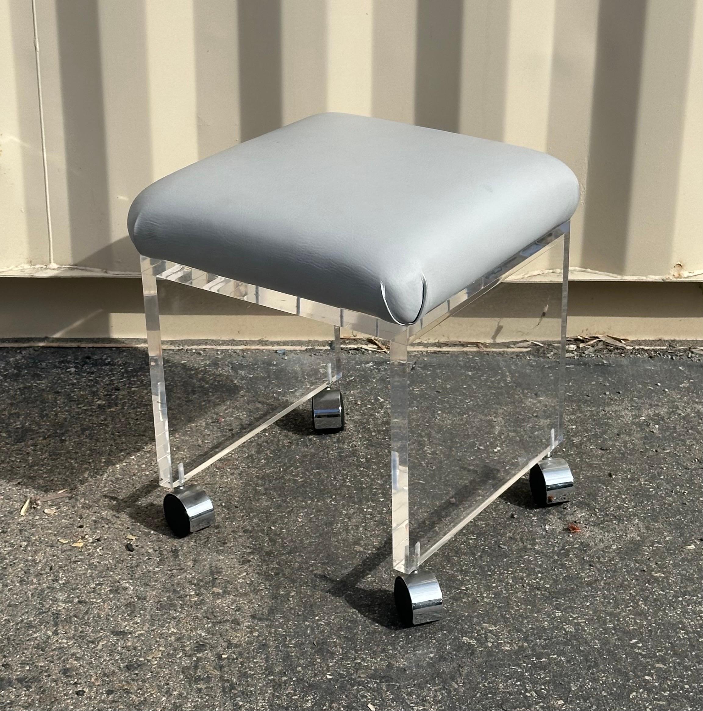 Taburete o banco de tocador postmoderno de Lucite en cascada con asiento de cuero blanco roto Estadounidense en venta