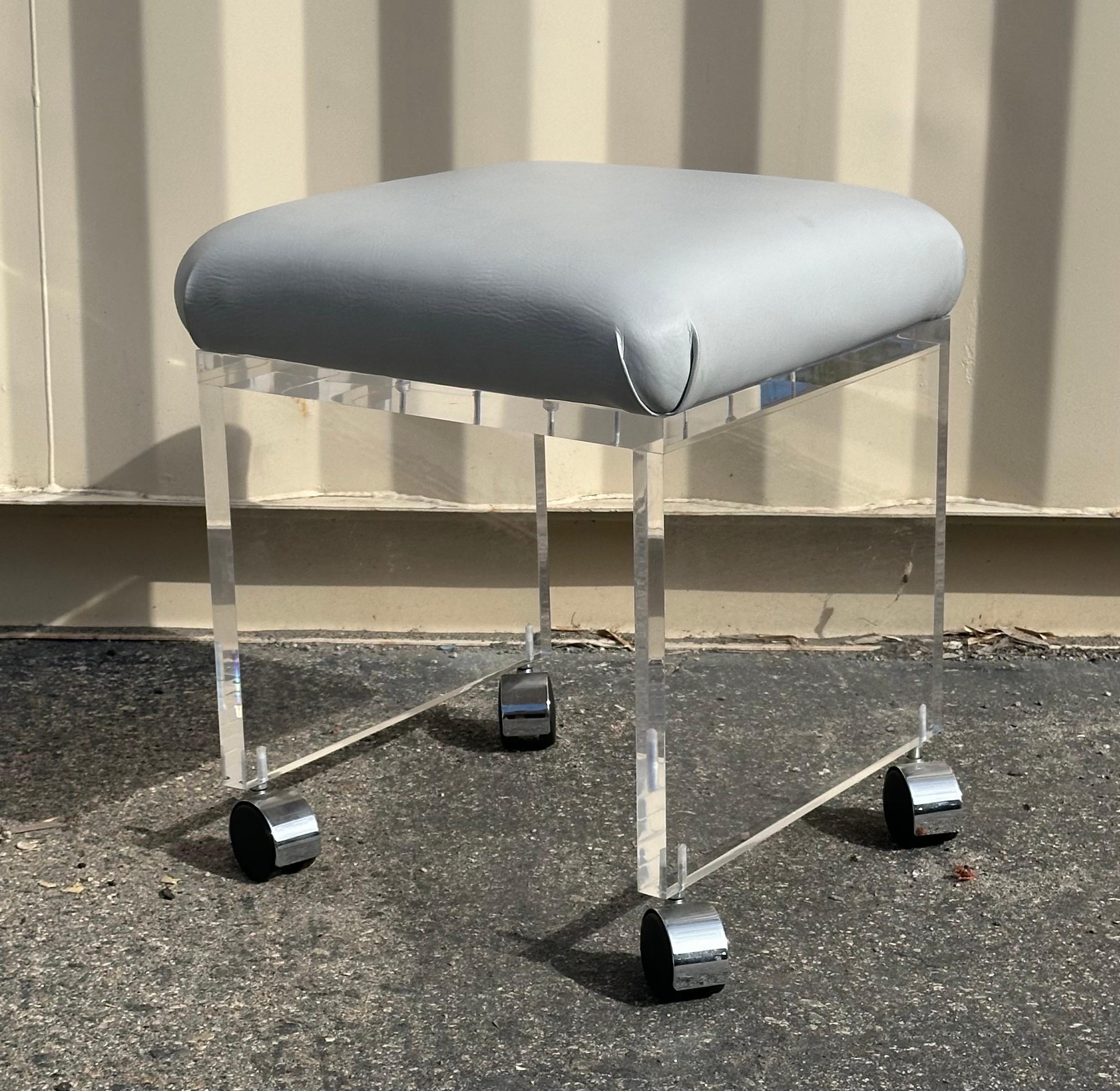 Taburete o banco de tocador postmoderno de Lucite en cascada con asiento de cuero blanco roto en Bueno estado para la venta en San Diego, CA
