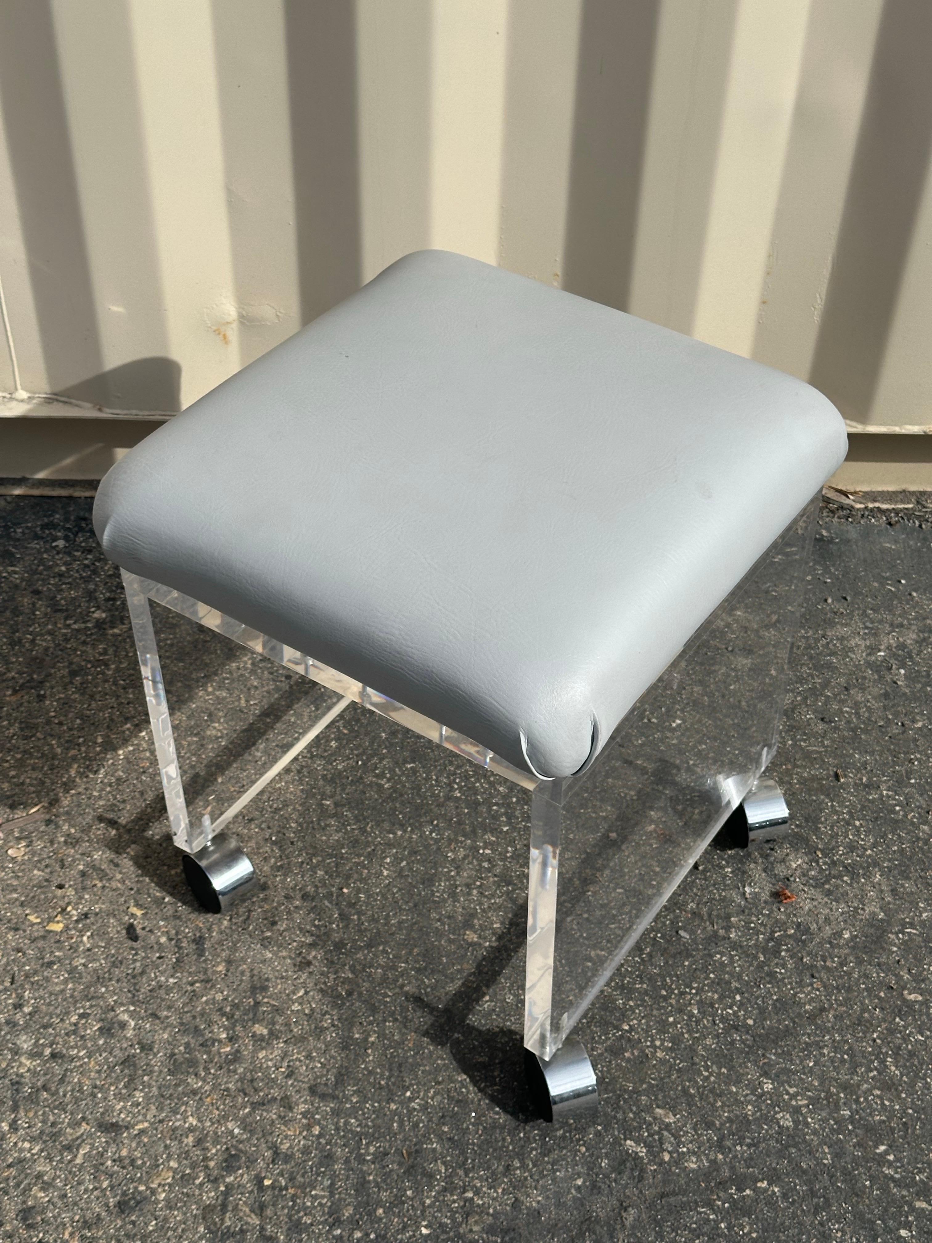 Taburete o banco de tocador postmoderno de Lucite en cascada con asiento de cuero blanco roto siglo XX en venta