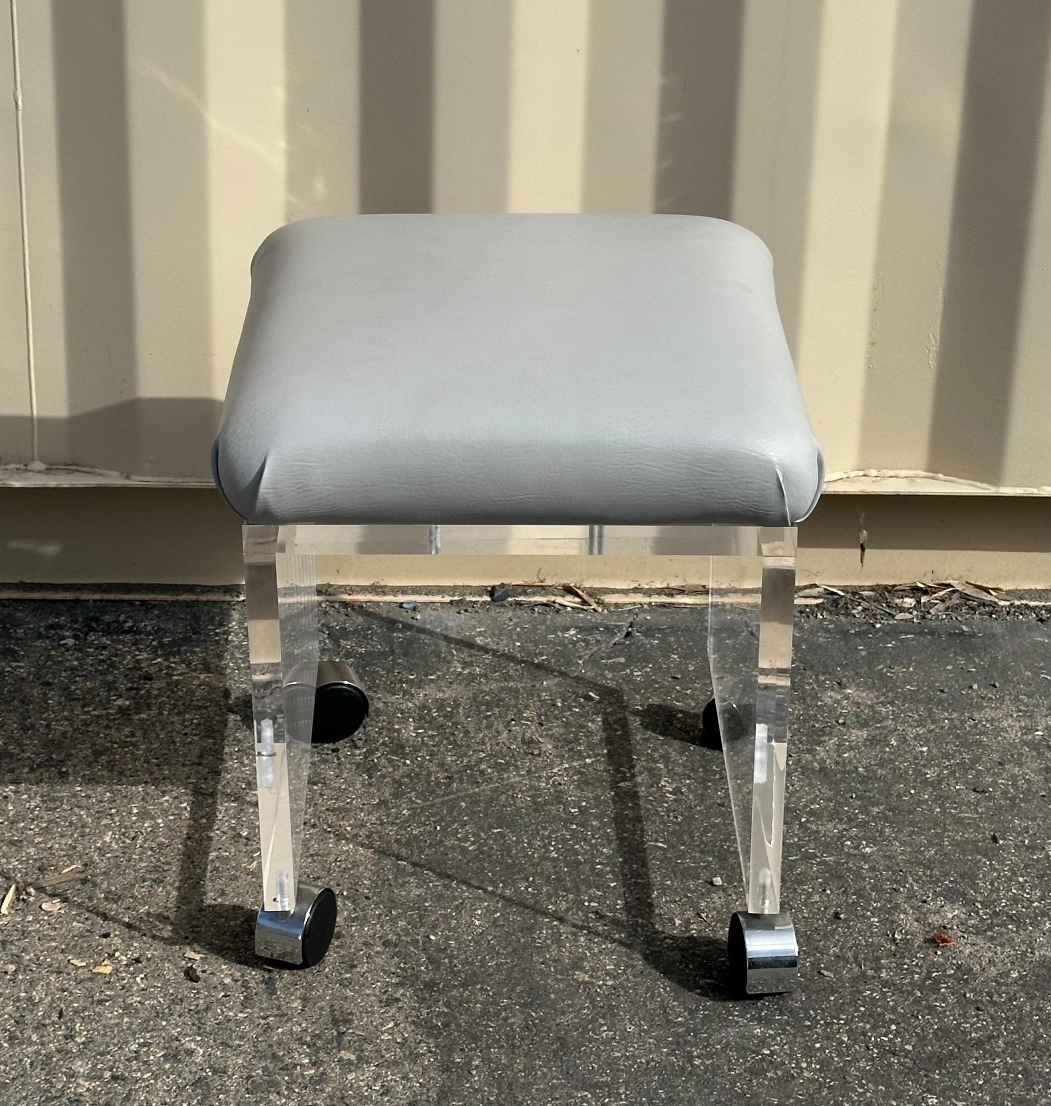 Taburete o banco de tocador postmoderno de Lucite en cascada con asiento de cuero blanco roto en venta 1