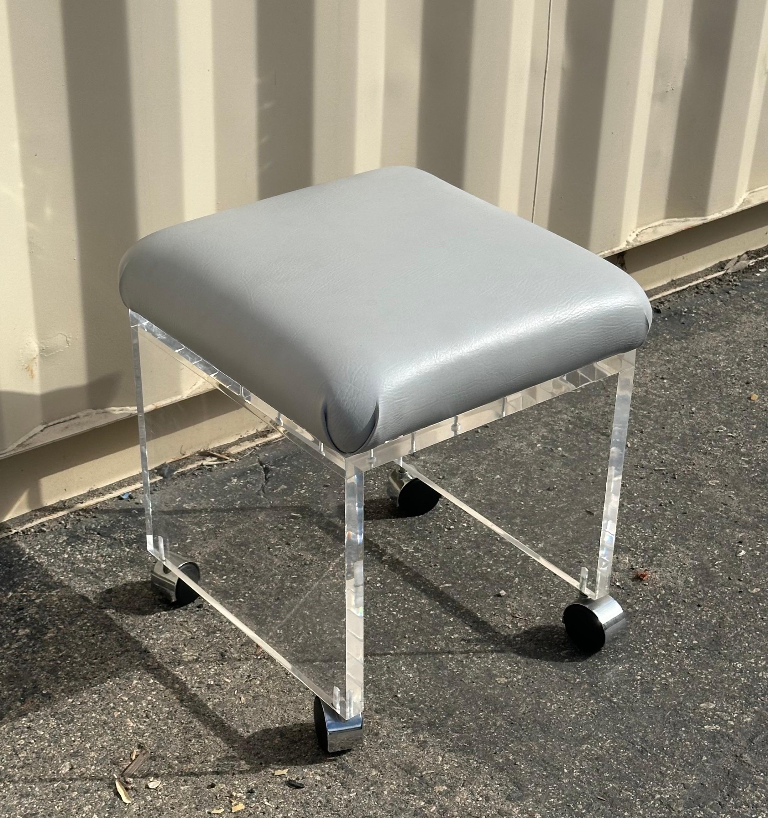 Taburete o banco de tocador postmoderno de Lucite en cascada con asiento de cuero blanco roto en venta 2