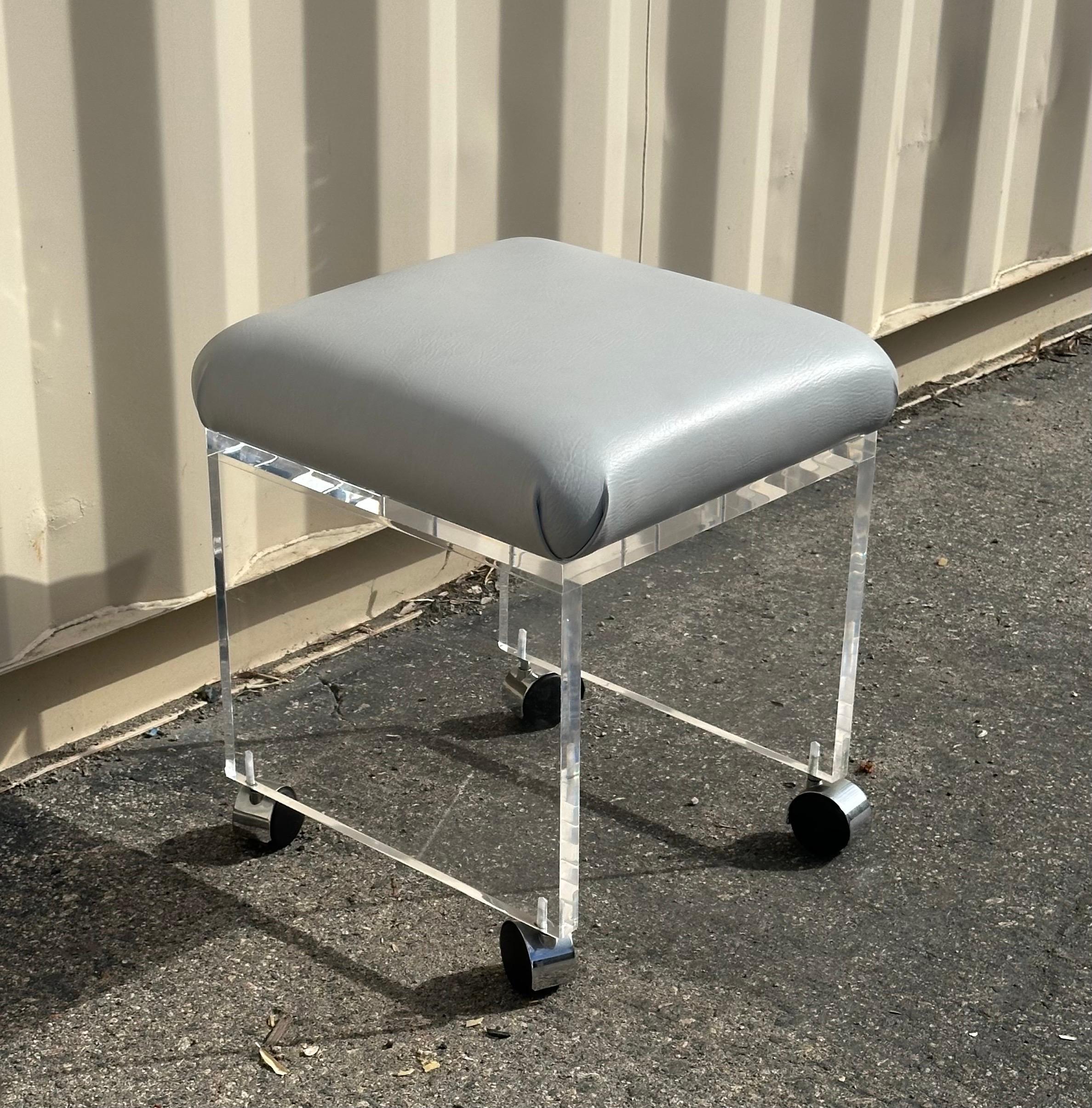 Taburete o banco de tocador postmoderno de Lucite en cascada con asiento de cuero blanco roto en venta 3