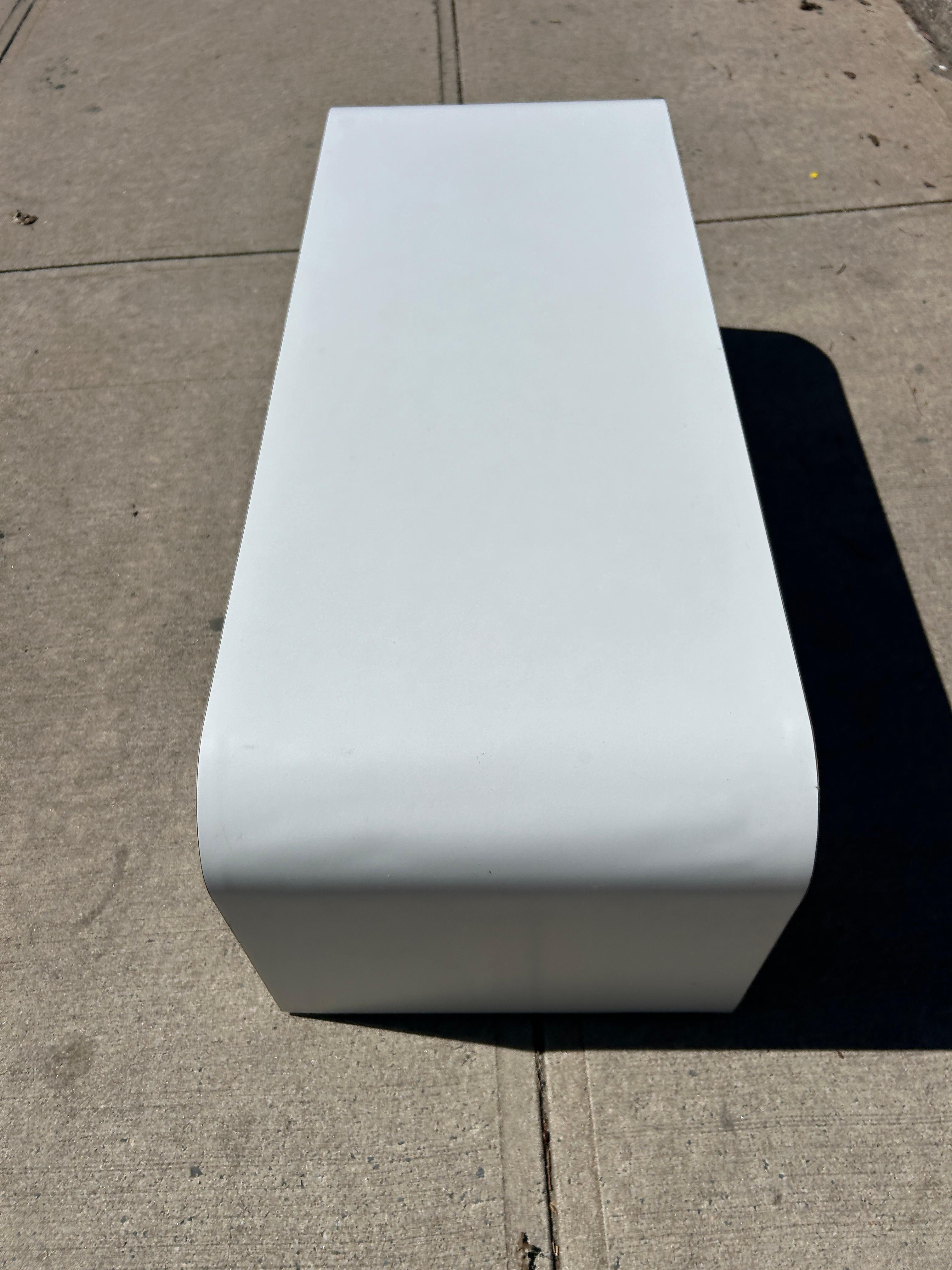 Postmoderne Wasserfall-Bank oder Couchtisch aus weißem Laminat (amerikanisch) im Angebot