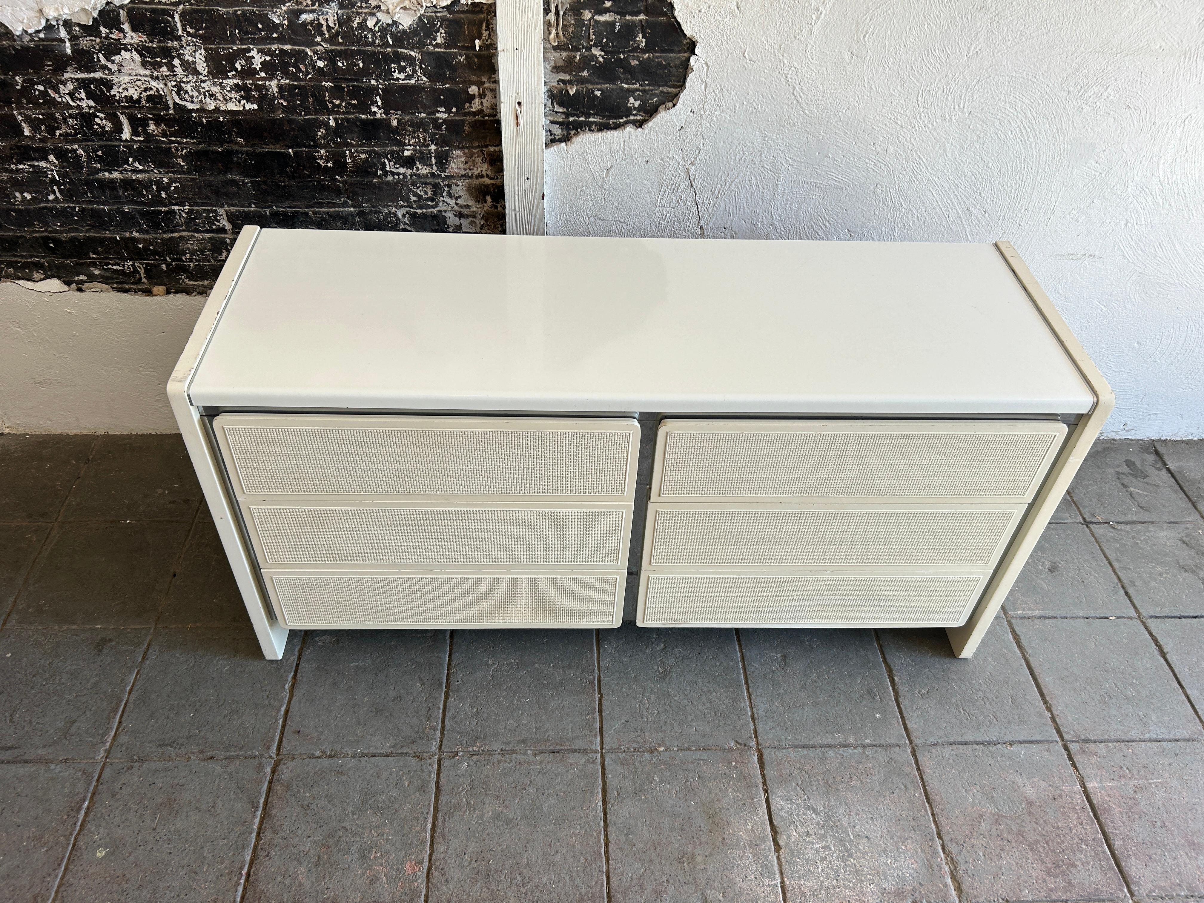 Postmoderne Crédence moderne à 6 tiroirs en rotin blanc chromé en vente
