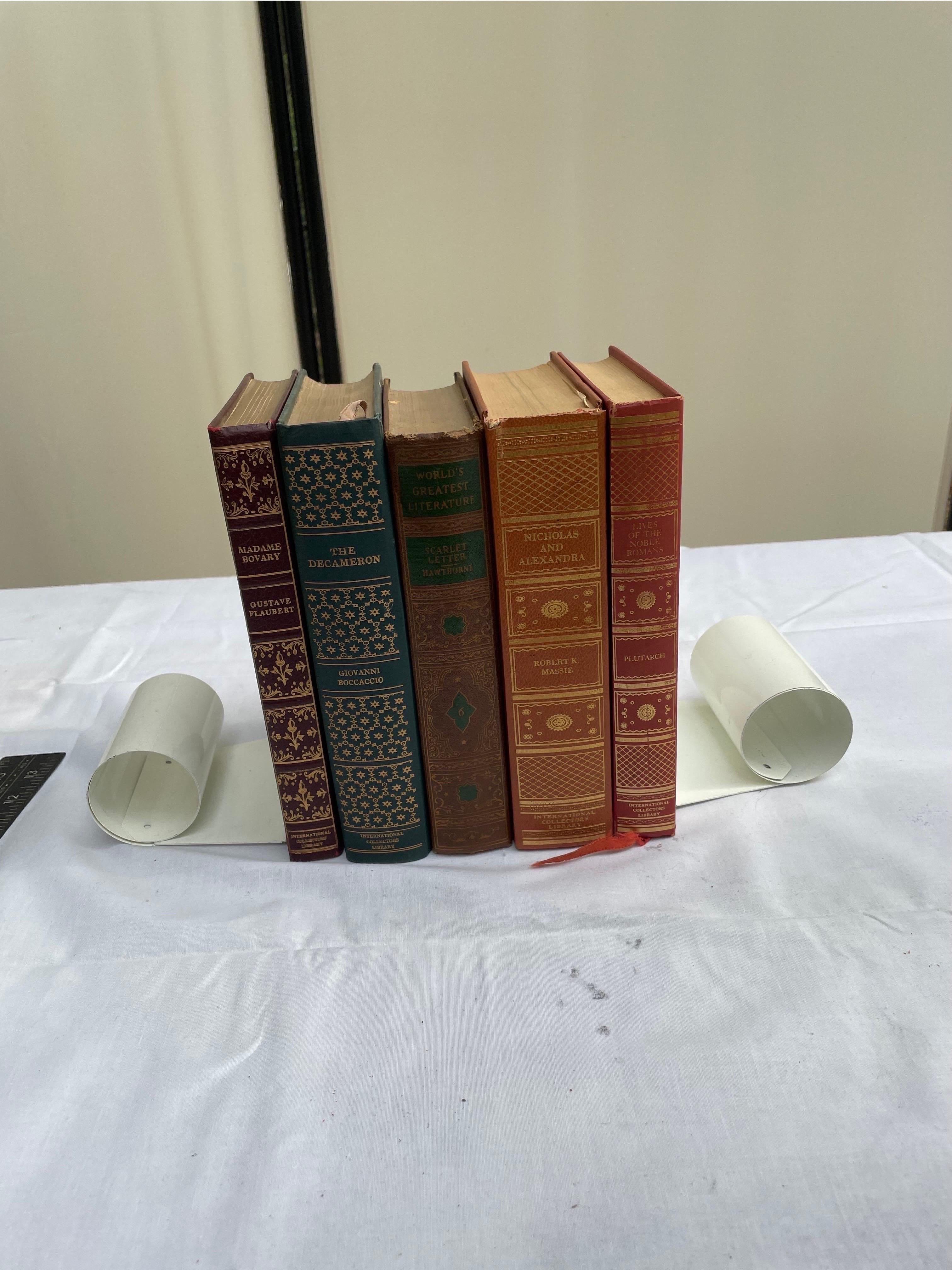 Anglais Paire de serre-livres post-modernes en émail blanc en vente