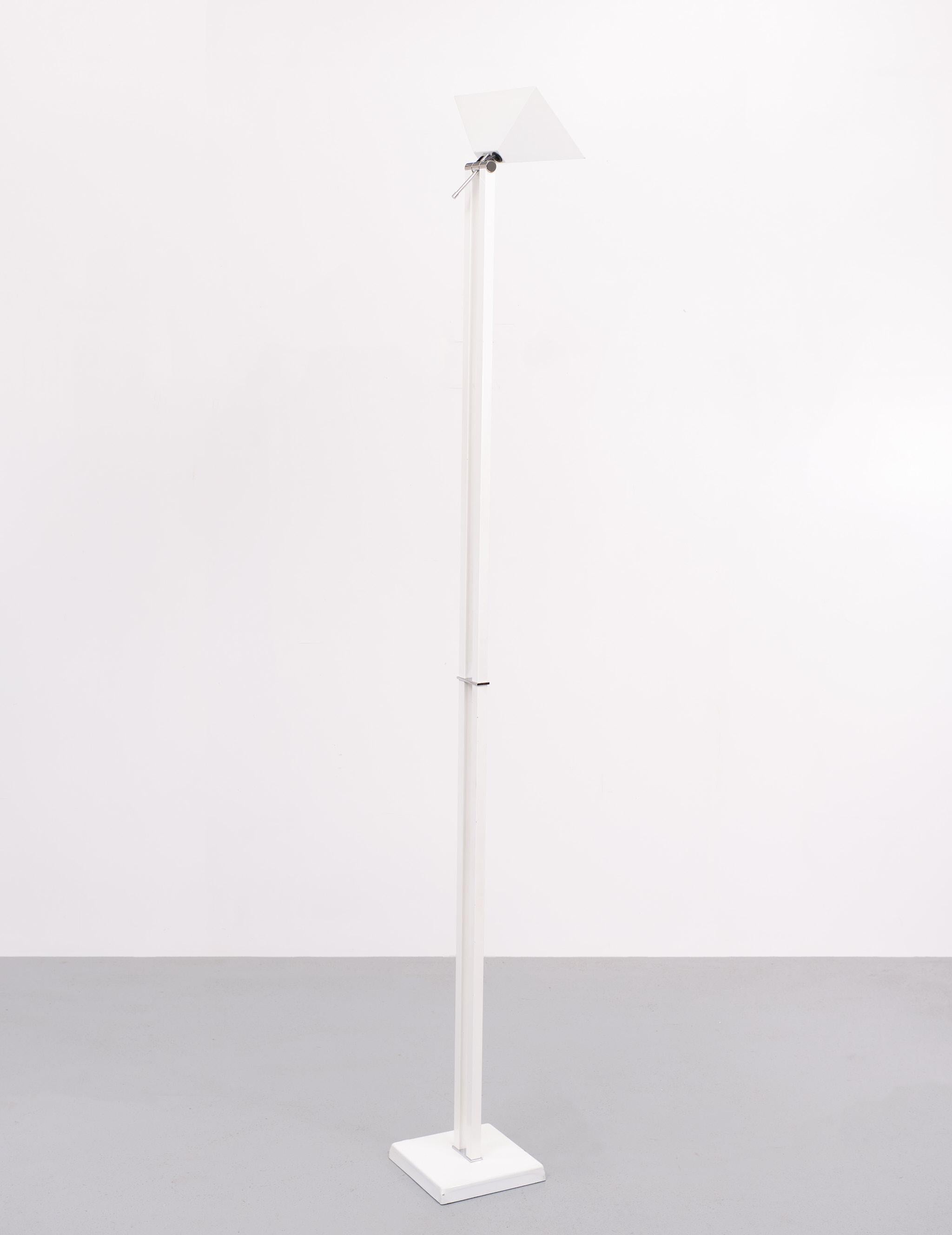 Métal blanc postmoderne   Lampadaire belge des années 1980  en vente