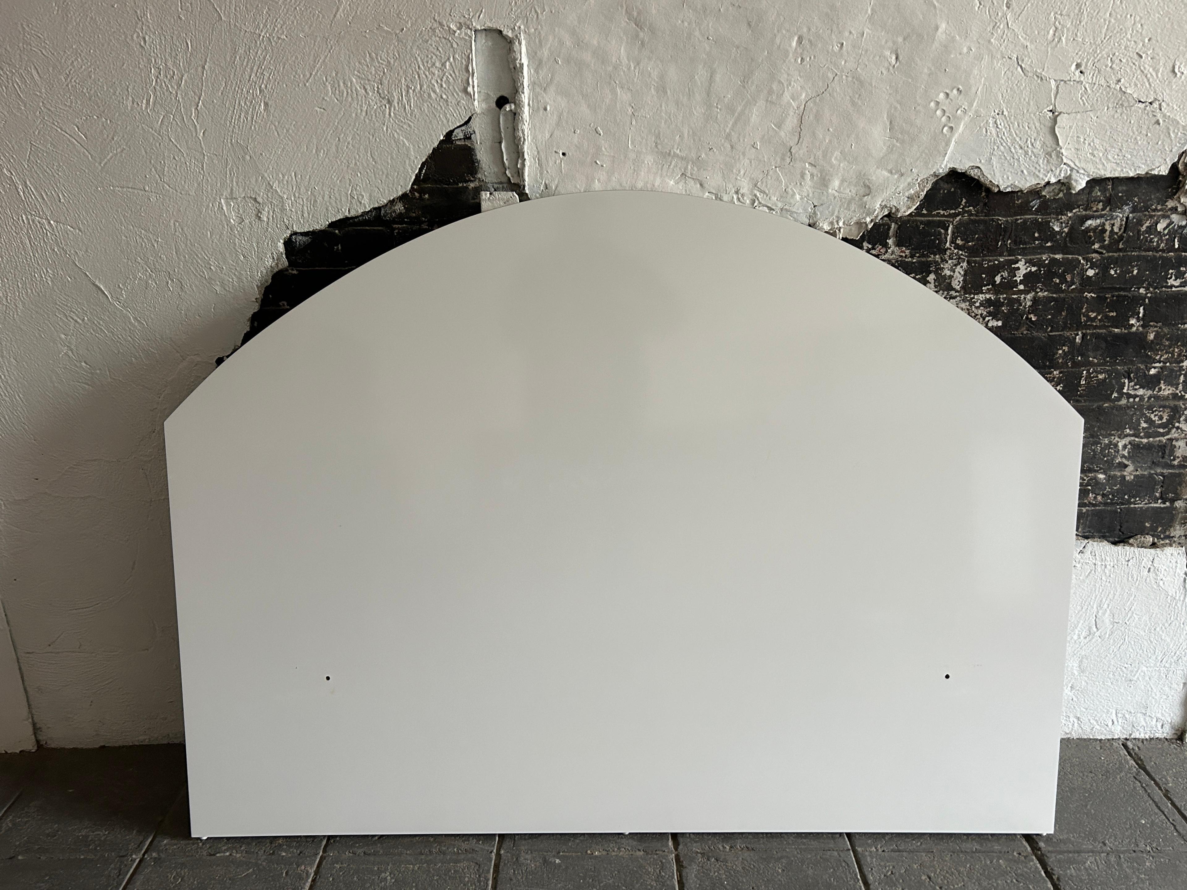 Testata del letto matrimoniale post moderna in laminato lucido bianco semplice e curvo. Ottima testiera minimalista. Molto pulito. 

Solo la testiera, senza cornice. 

62