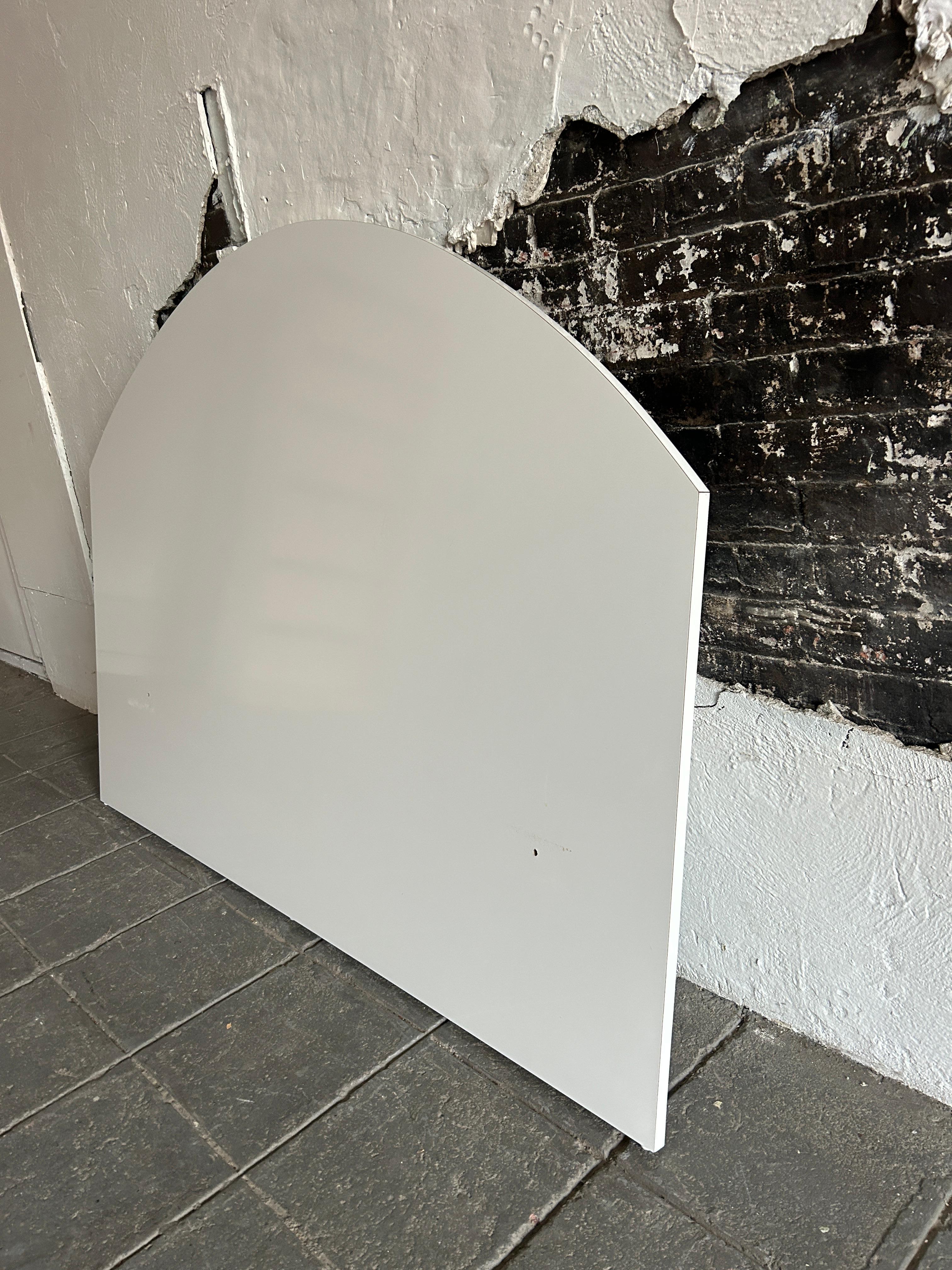 Testata del letto da una piazza e mezza moderna in laminato lucido bianco semplice e curvo In condizioni buone in vendita a Brooklyn, NY