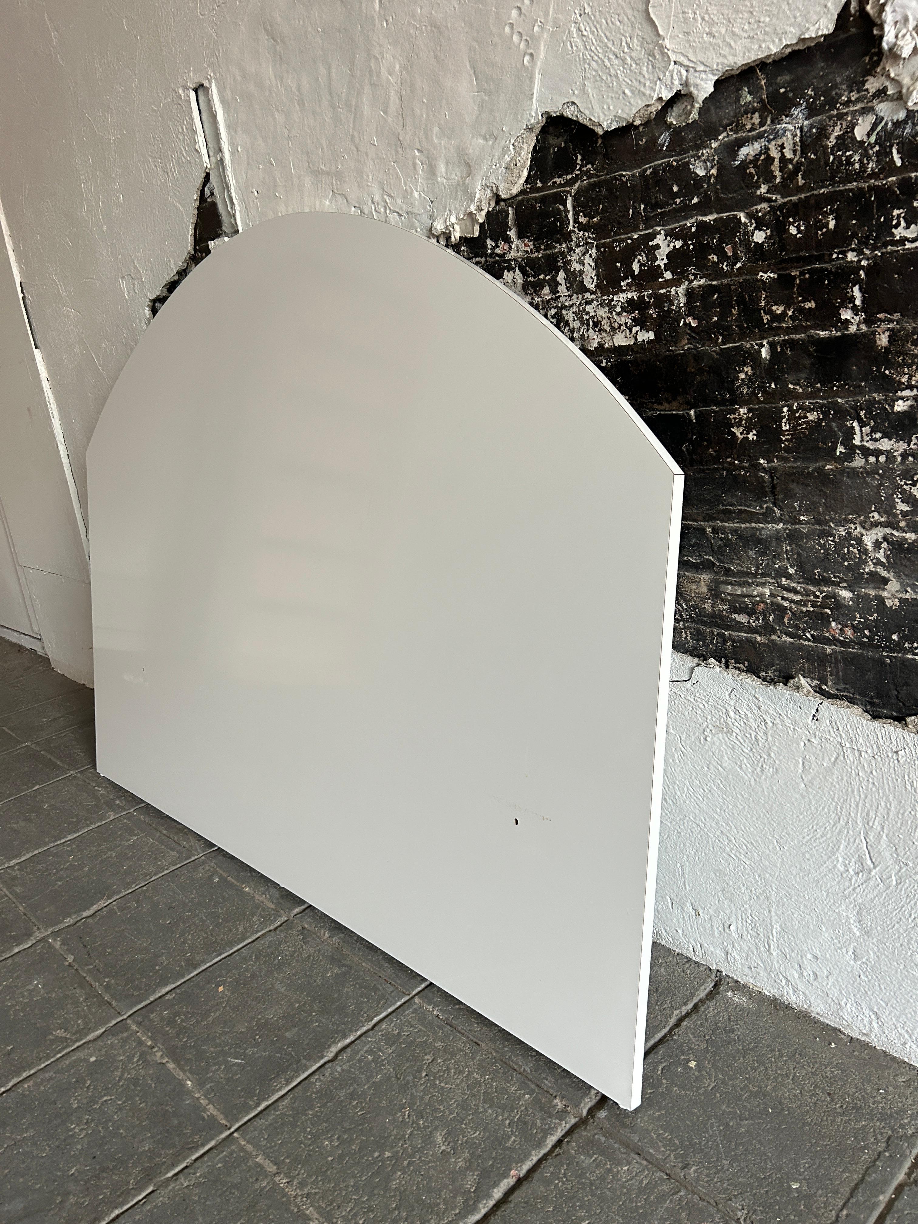Post modern white gloss laminate simple curved queen bed headboard  In Good Condition For Sale In BROOKLYN, NY