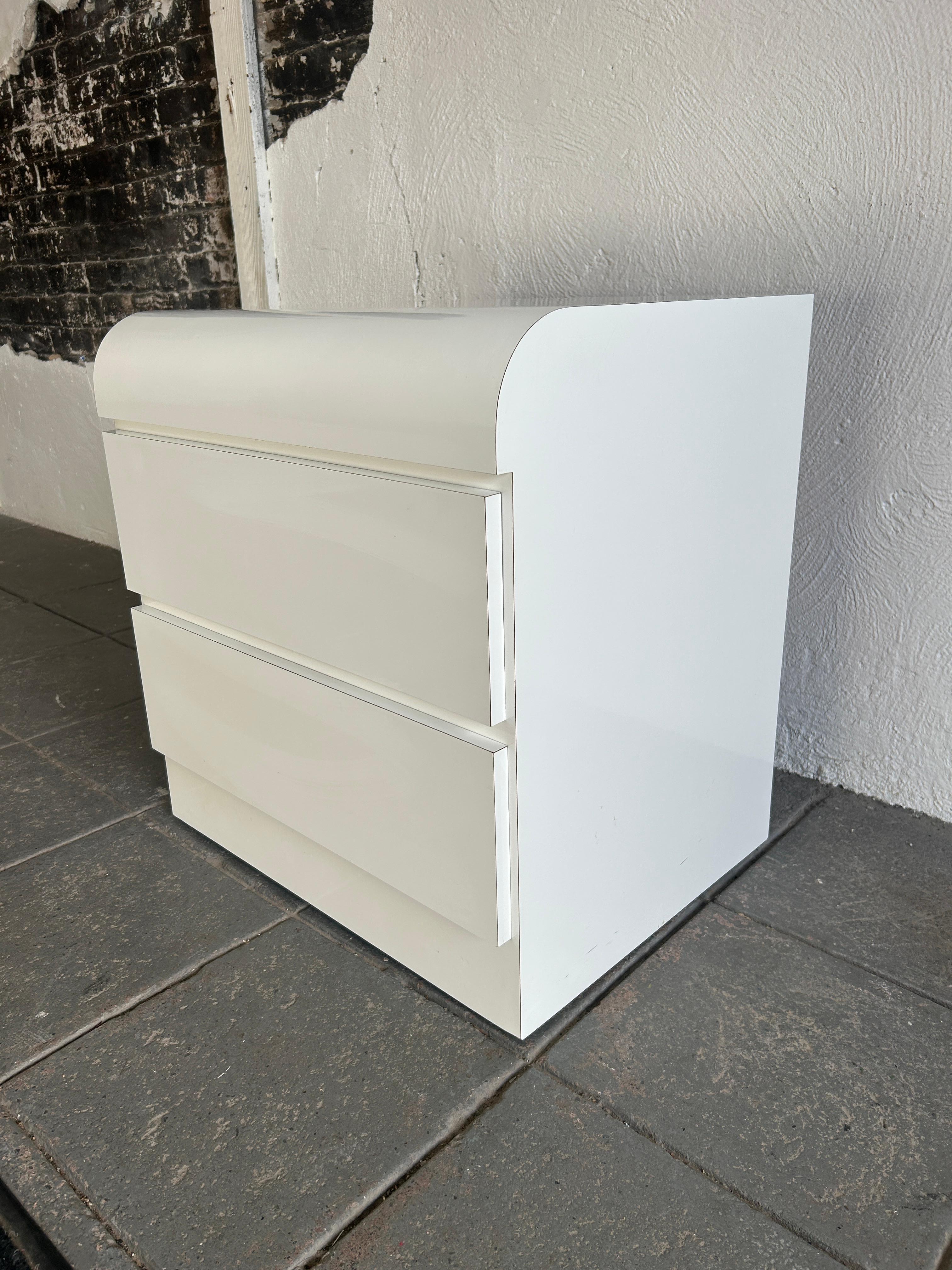 Postmoderne Table de nuit 2 tiroirs Post modern white Gloss Laminate waterfall en vente