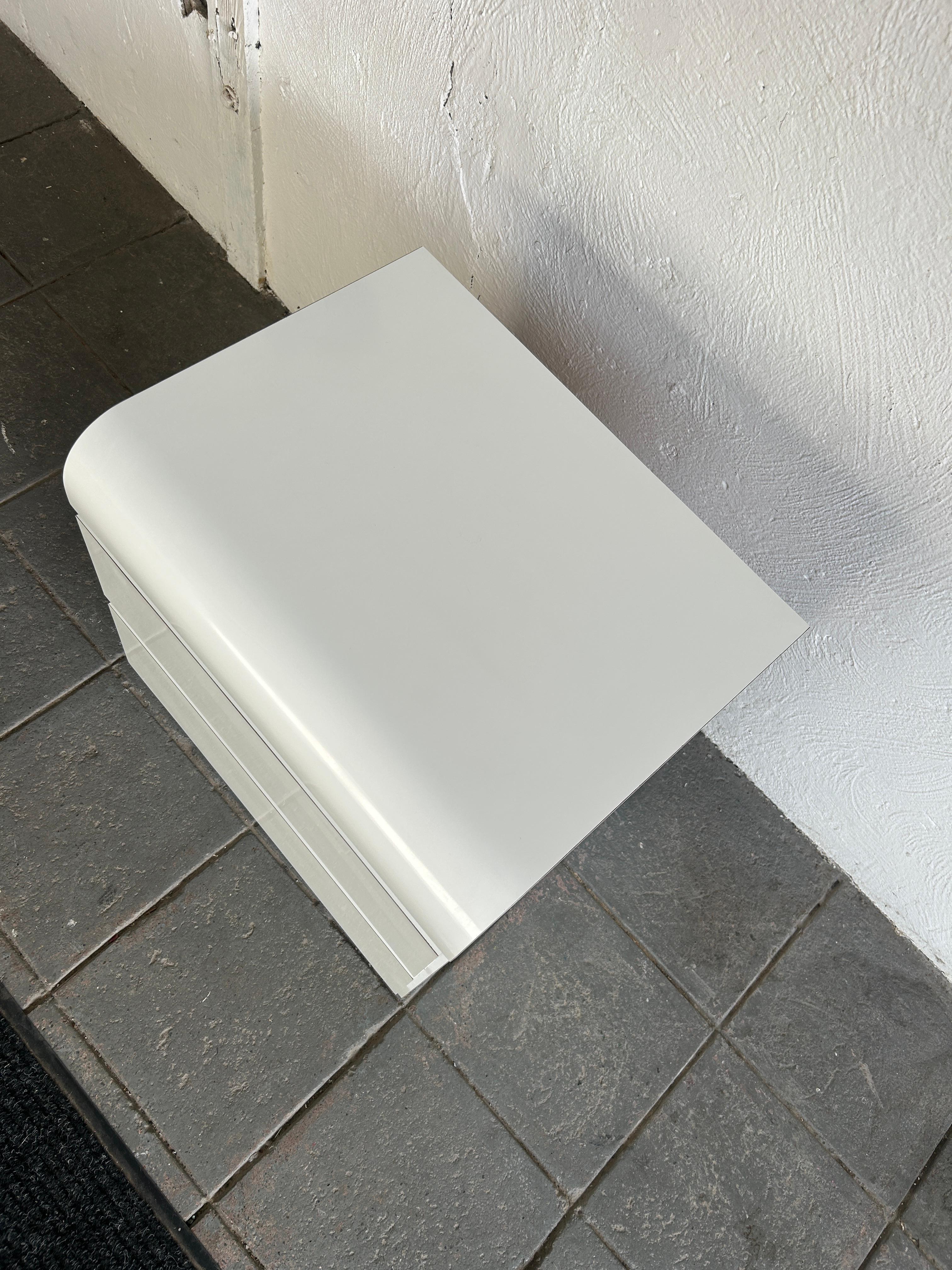 Américain Table de nuit 2 tiroirs Post modern white Gloss Laminate waterfall en vente