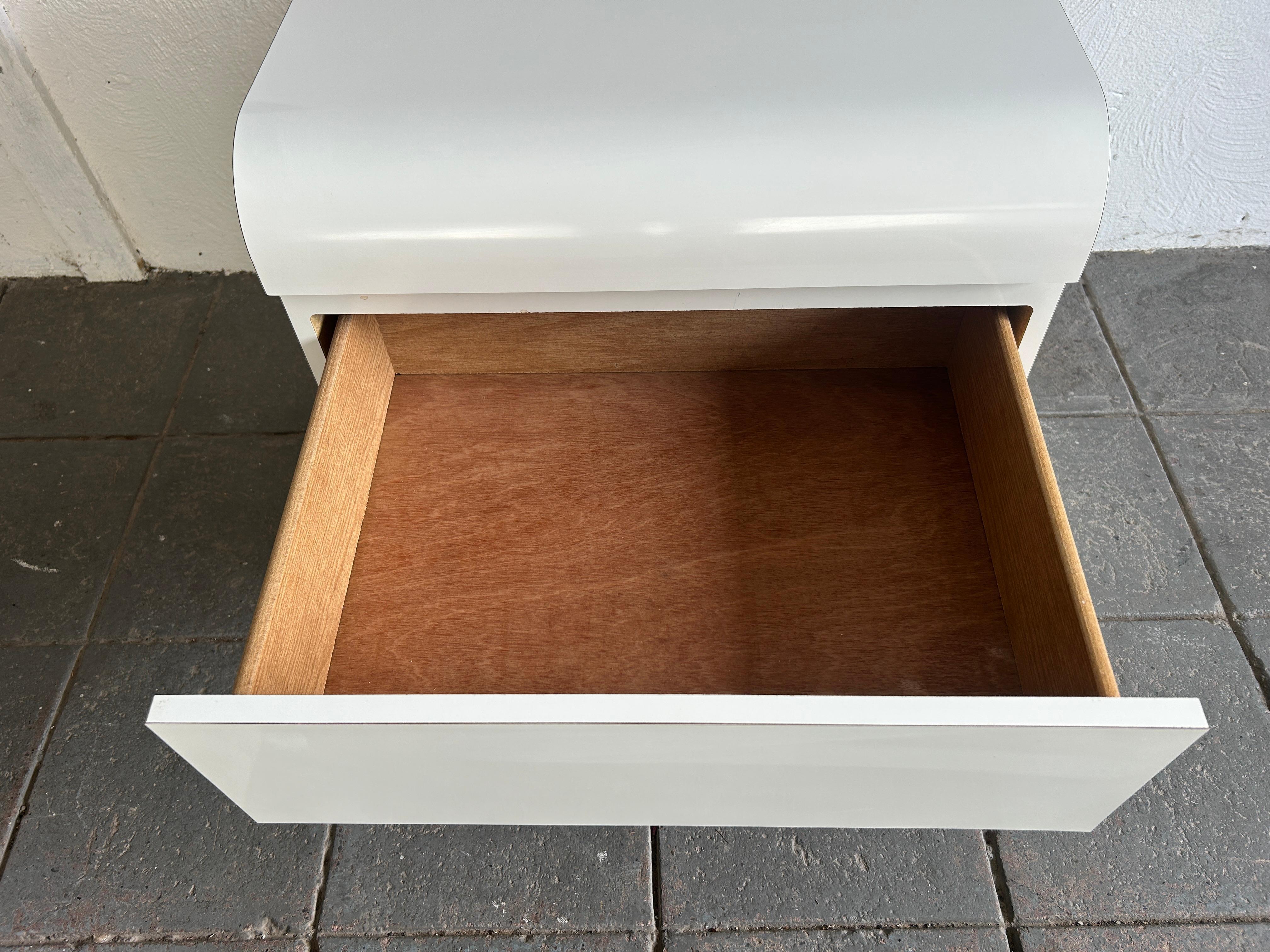Table de nuit 2 tiroirs Post modern white Gloss Laminate waterfall Bon état - En vente à Brooklyn, NY
